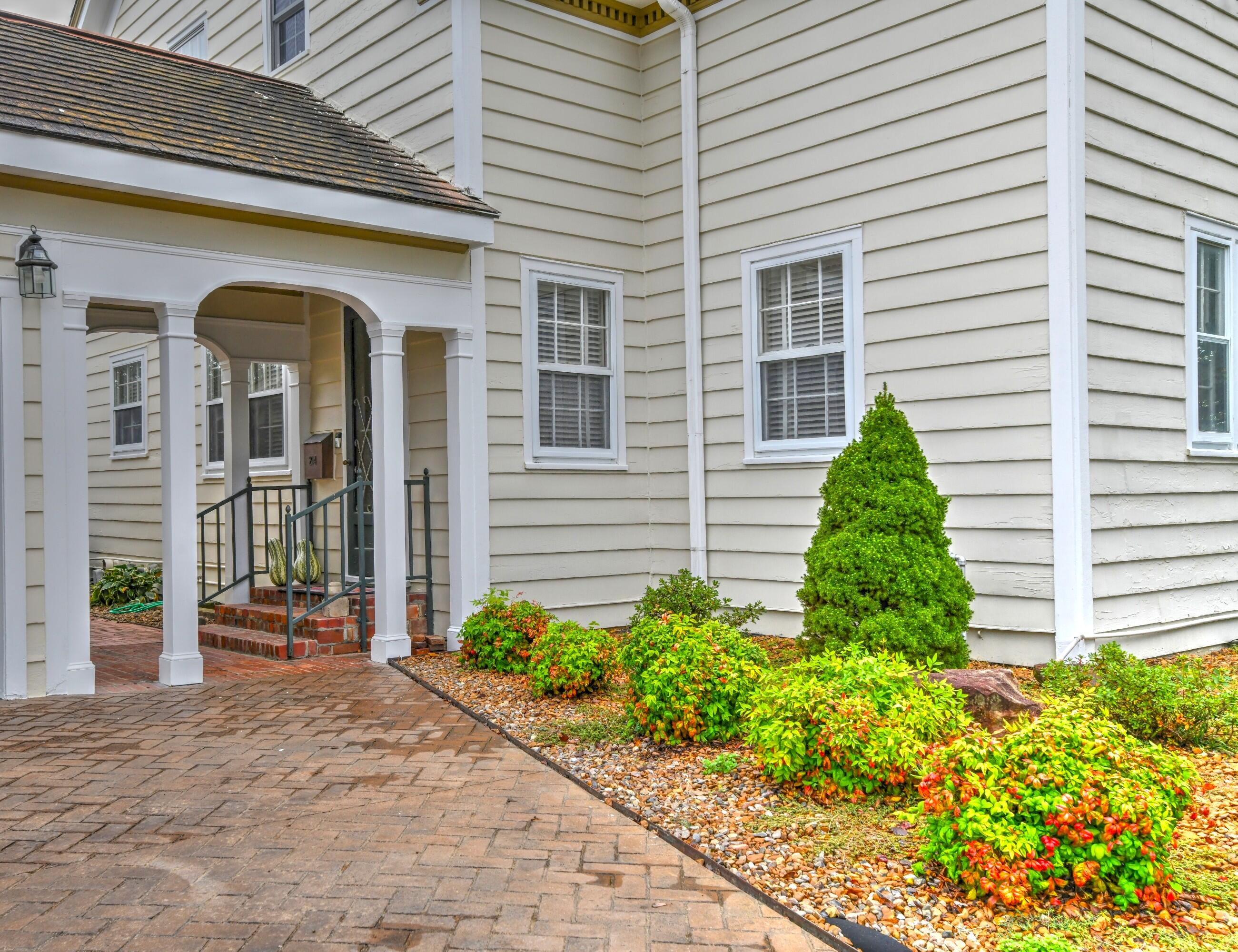214 College Street Property Photo 17