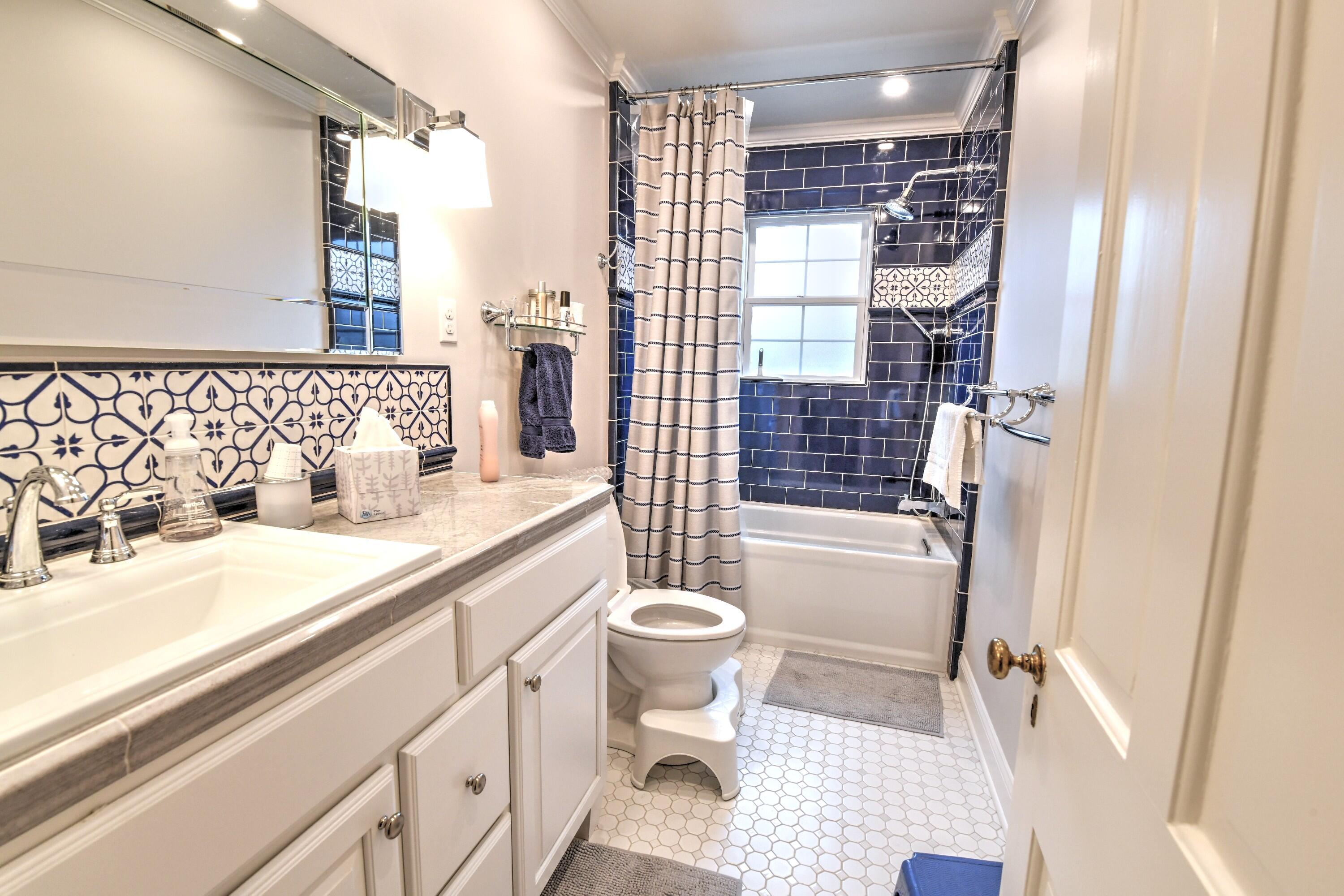214 College Street Property Photo 36