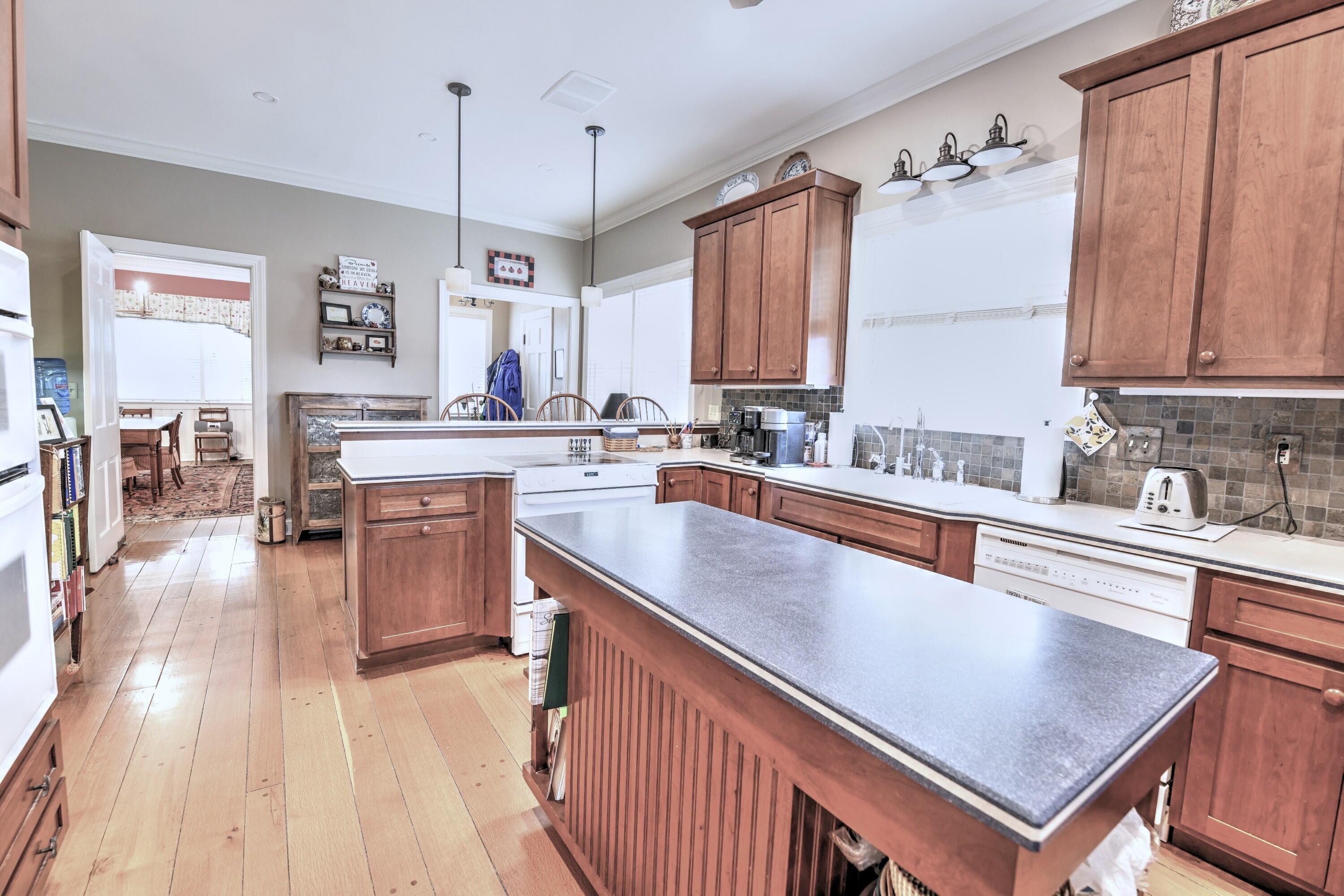 214 College Street Property Photo 49