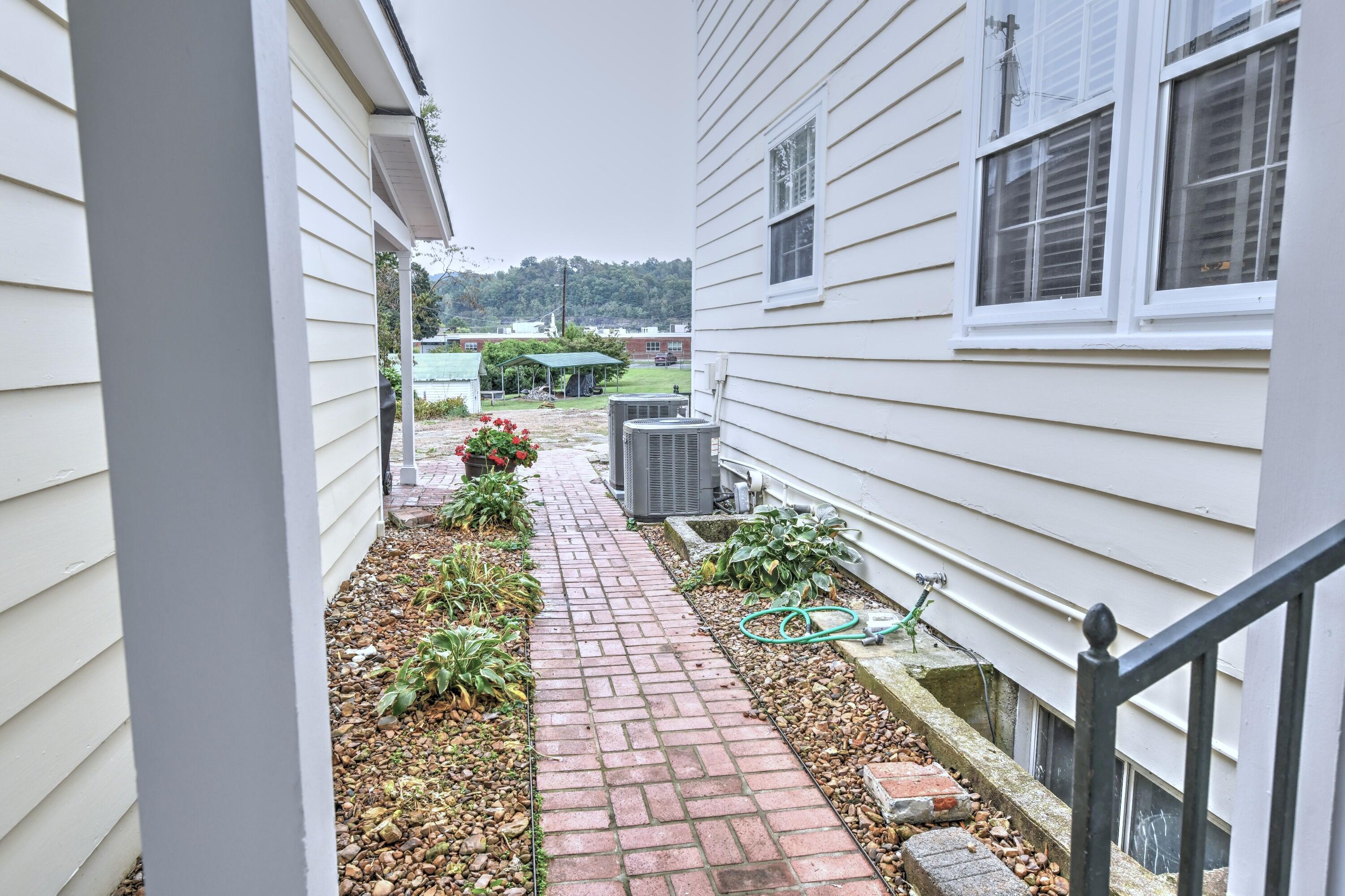 214 College Street Property Photo 72