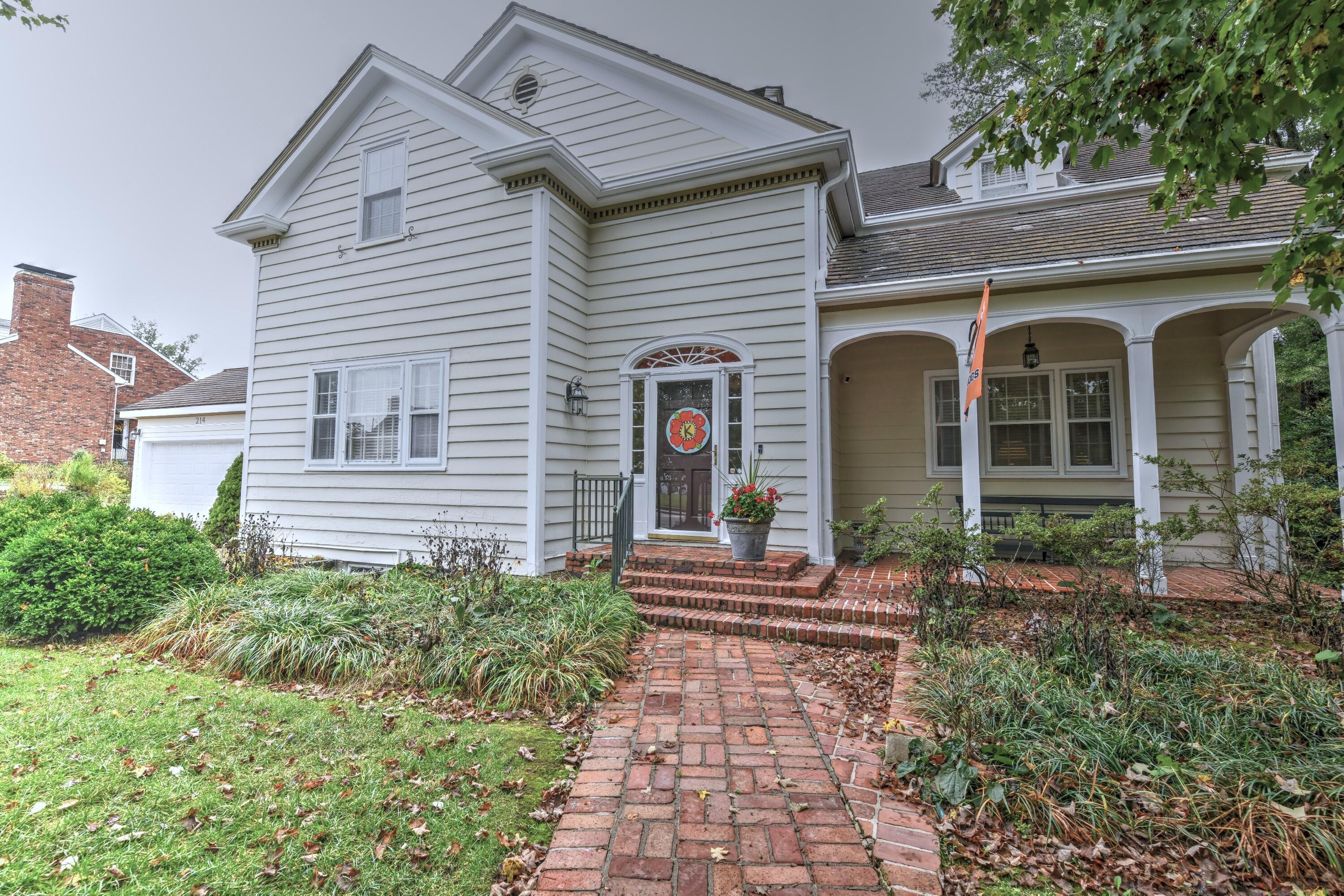 214 College Street Property Photo 75