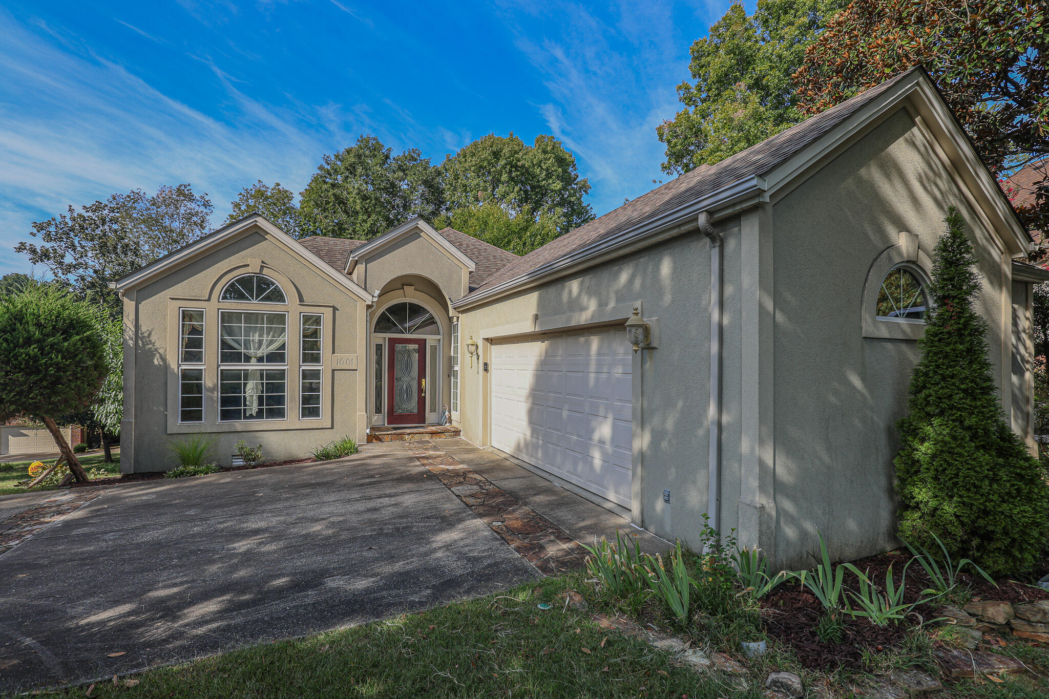 1001 Lakeview Drive Property Photo 1