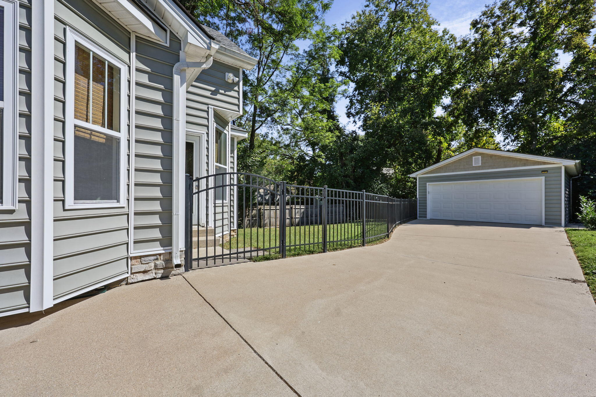 256 Bassett Avenue Property Photo 64