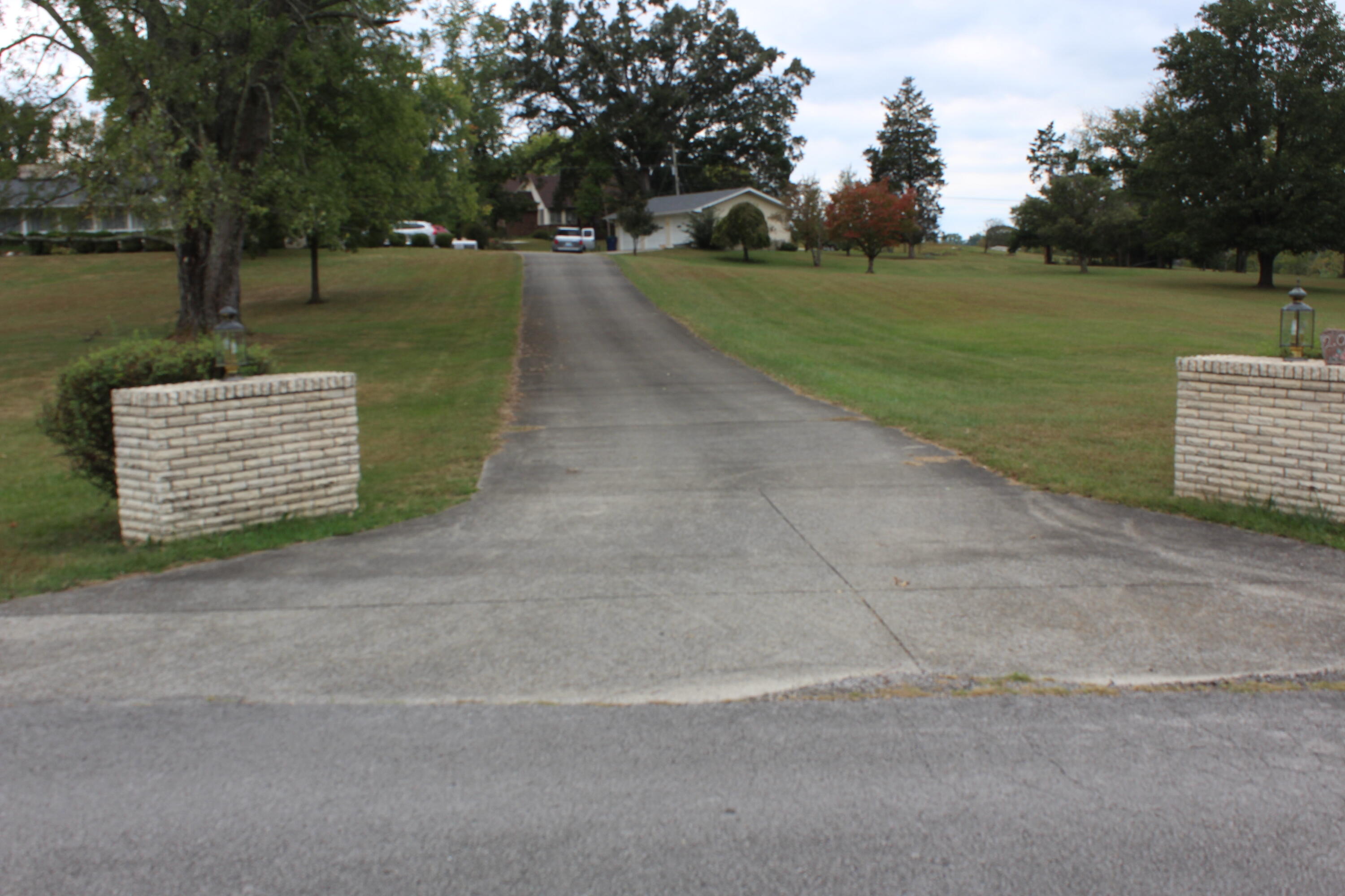 201 W Bolton Drive Property Photo 3