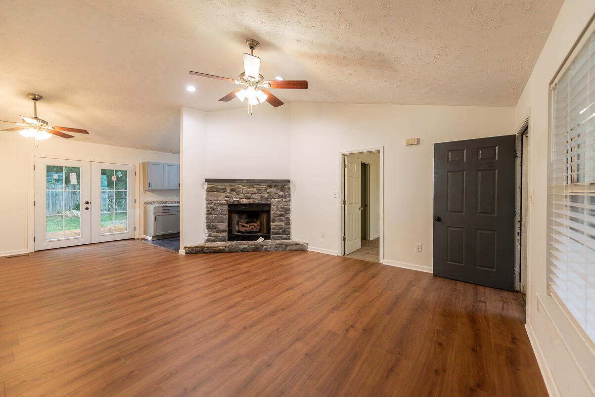 176 Williamsburg Lane Property Photo 4