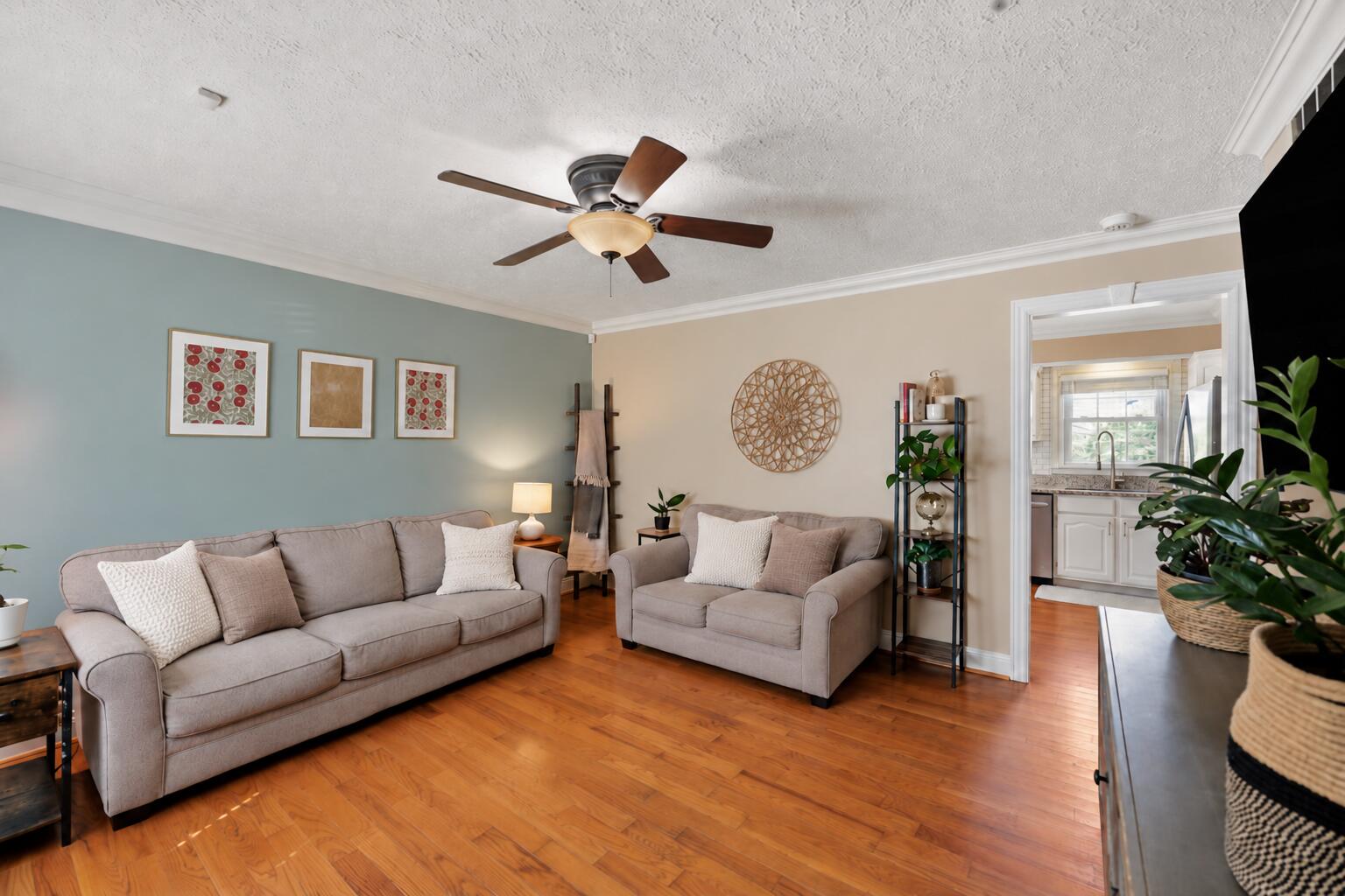 325 E Tiverton Way Property Photo 6