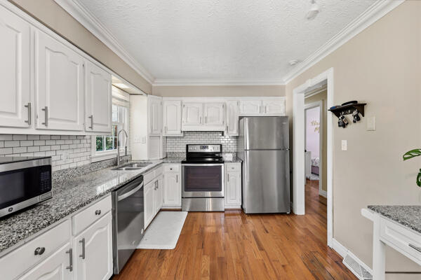 325 E Tiverton Way Property Photo 7