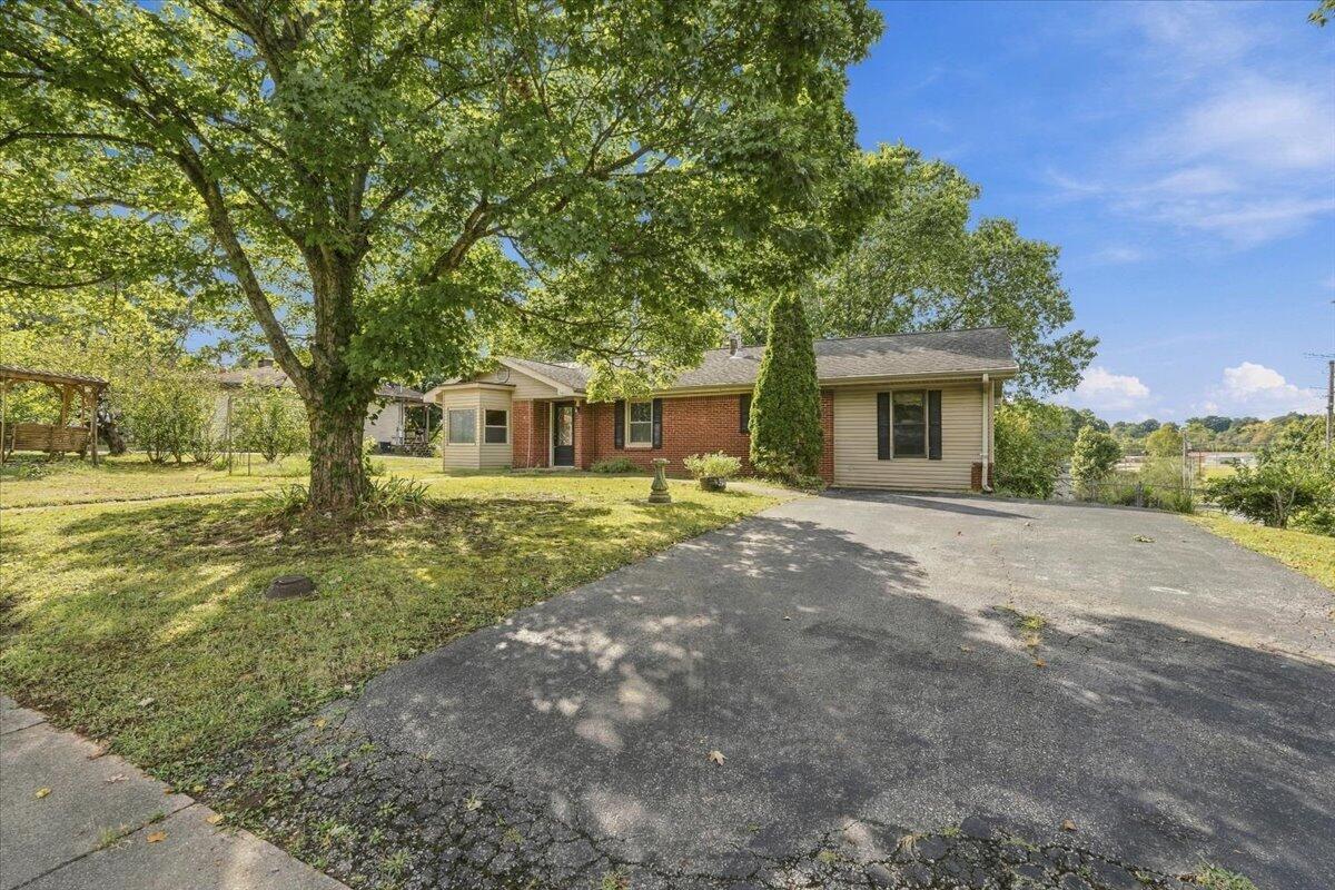 403 Walnut Drive Property Photo 2