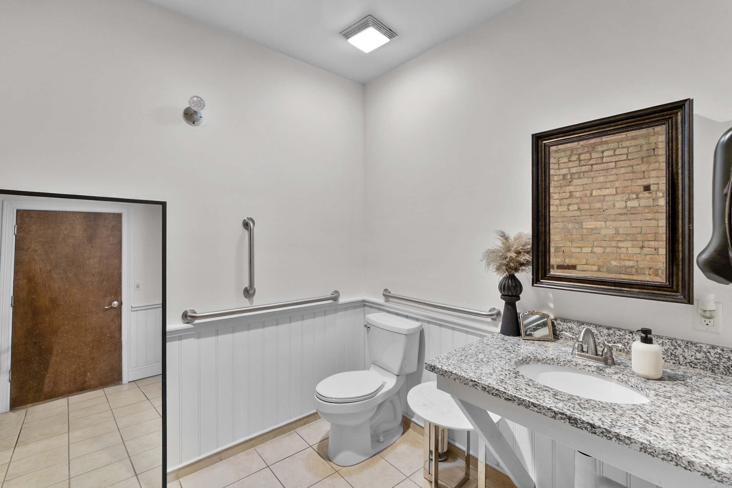 135 E Main Street 201-202 Property Photo 17