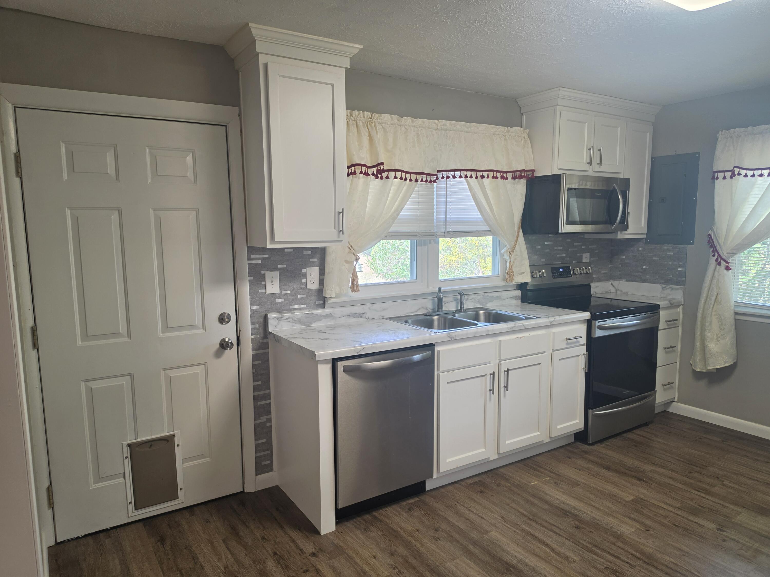 4211 Junior Street Property Photo 5