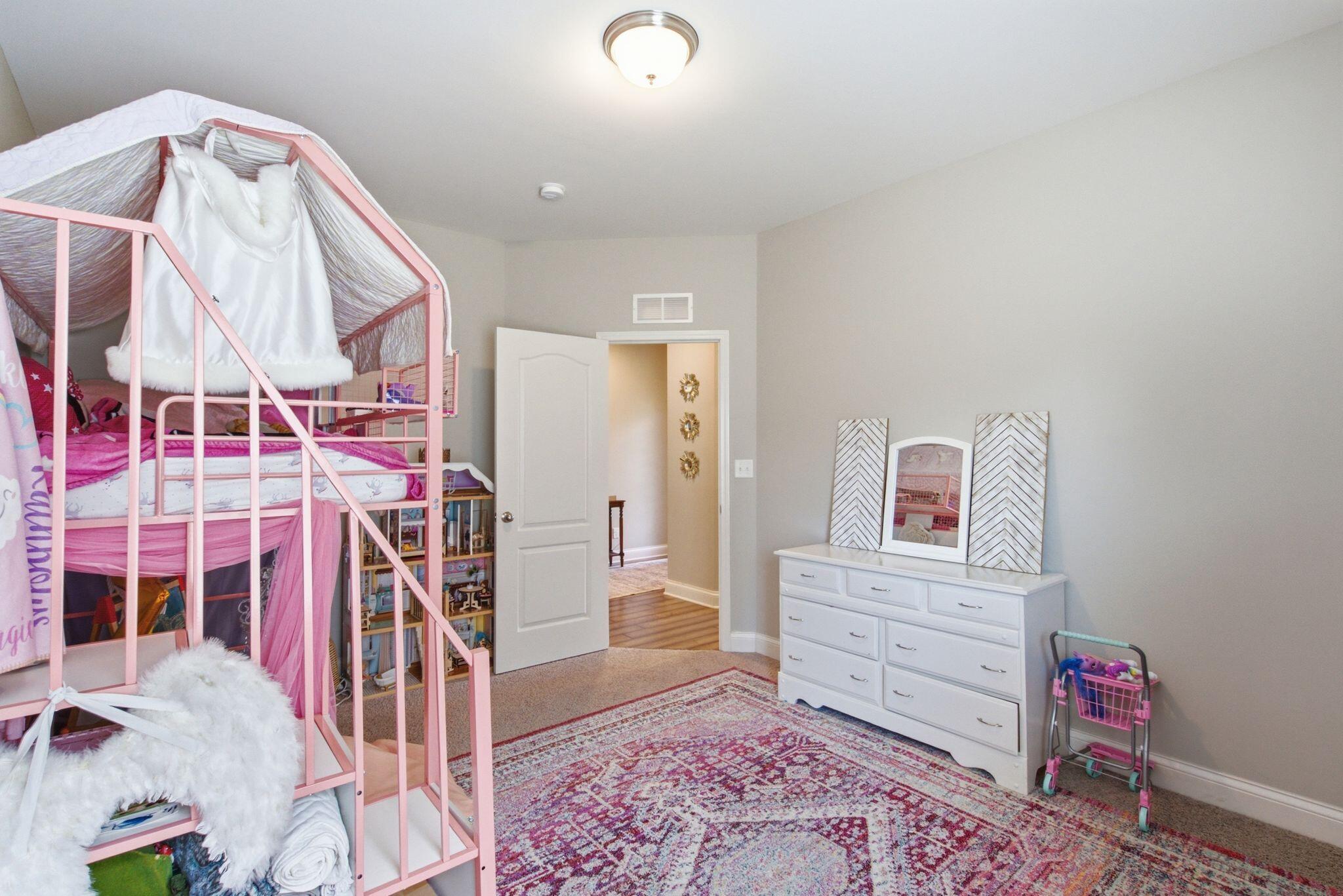 325 Gleneagles Way Property Photo 9