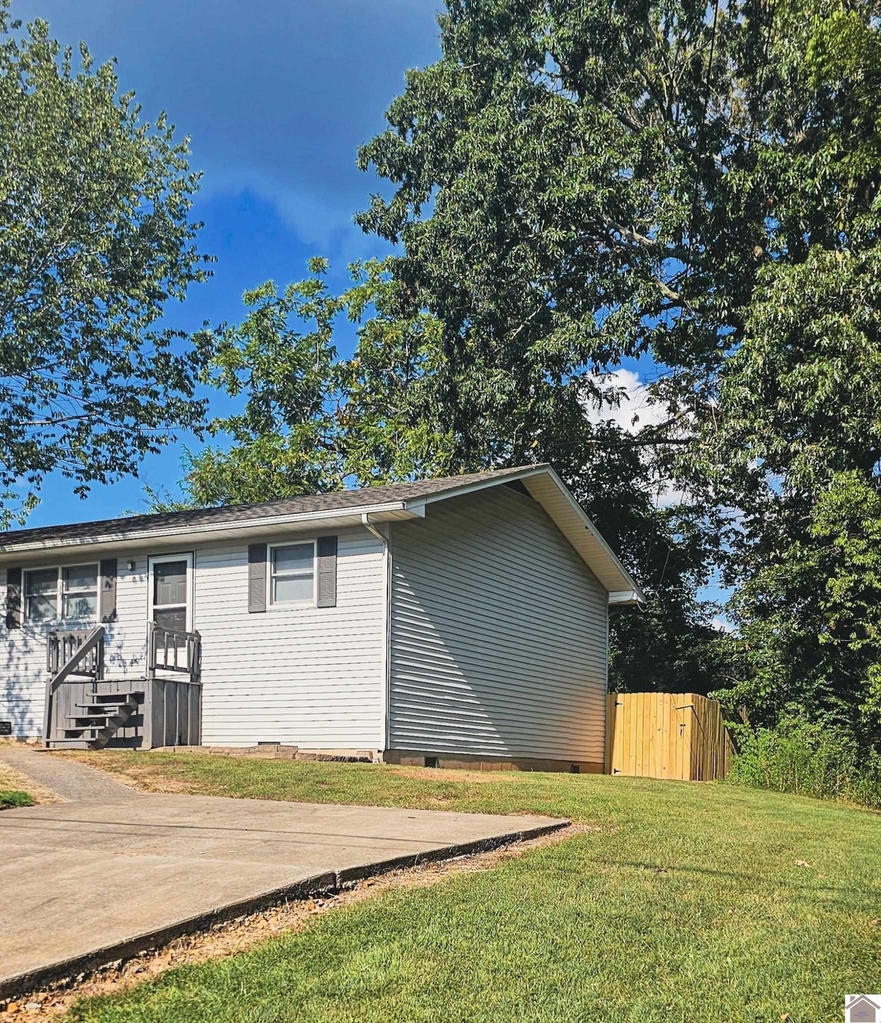 1801 Ridgewood Drive Property Photo 3