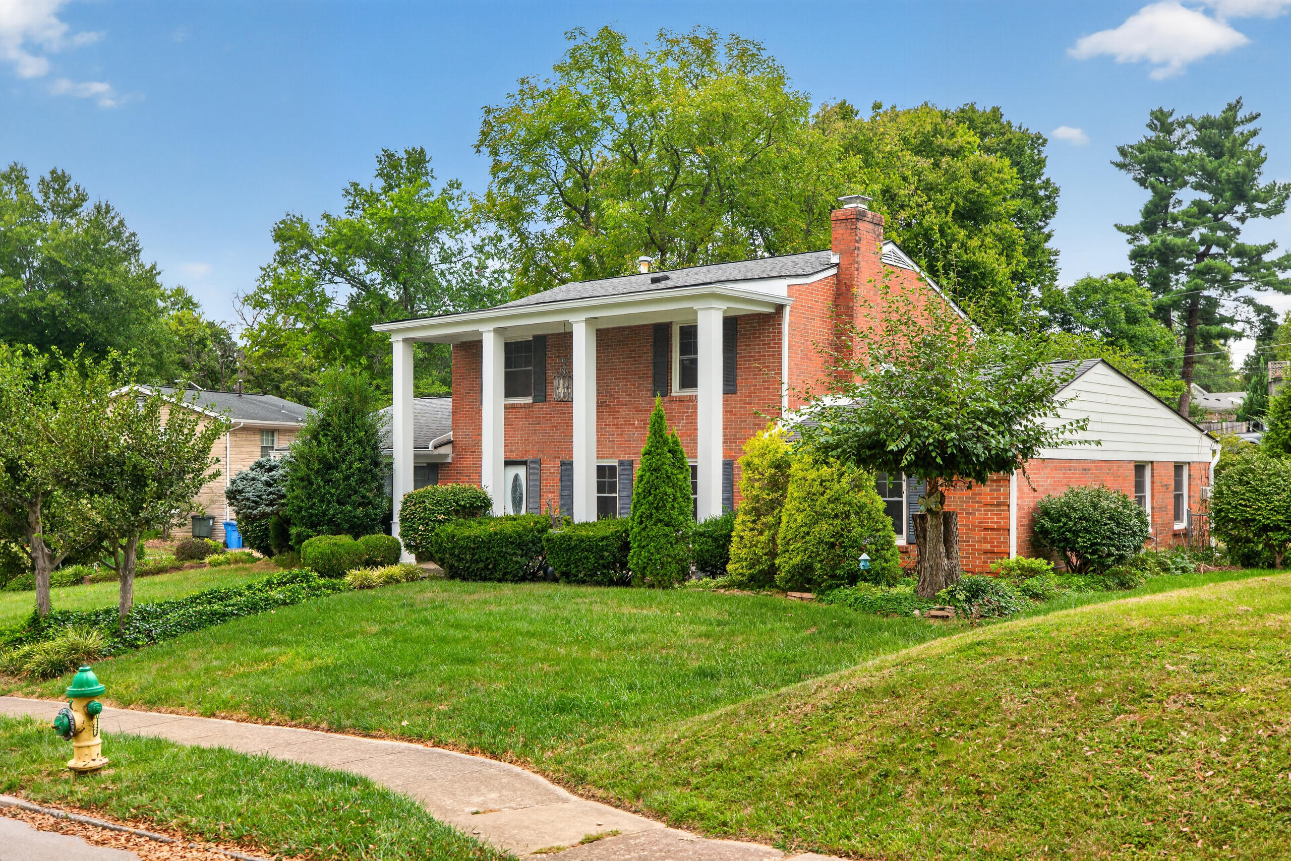 1009 Castleton Way Property Photo 4
