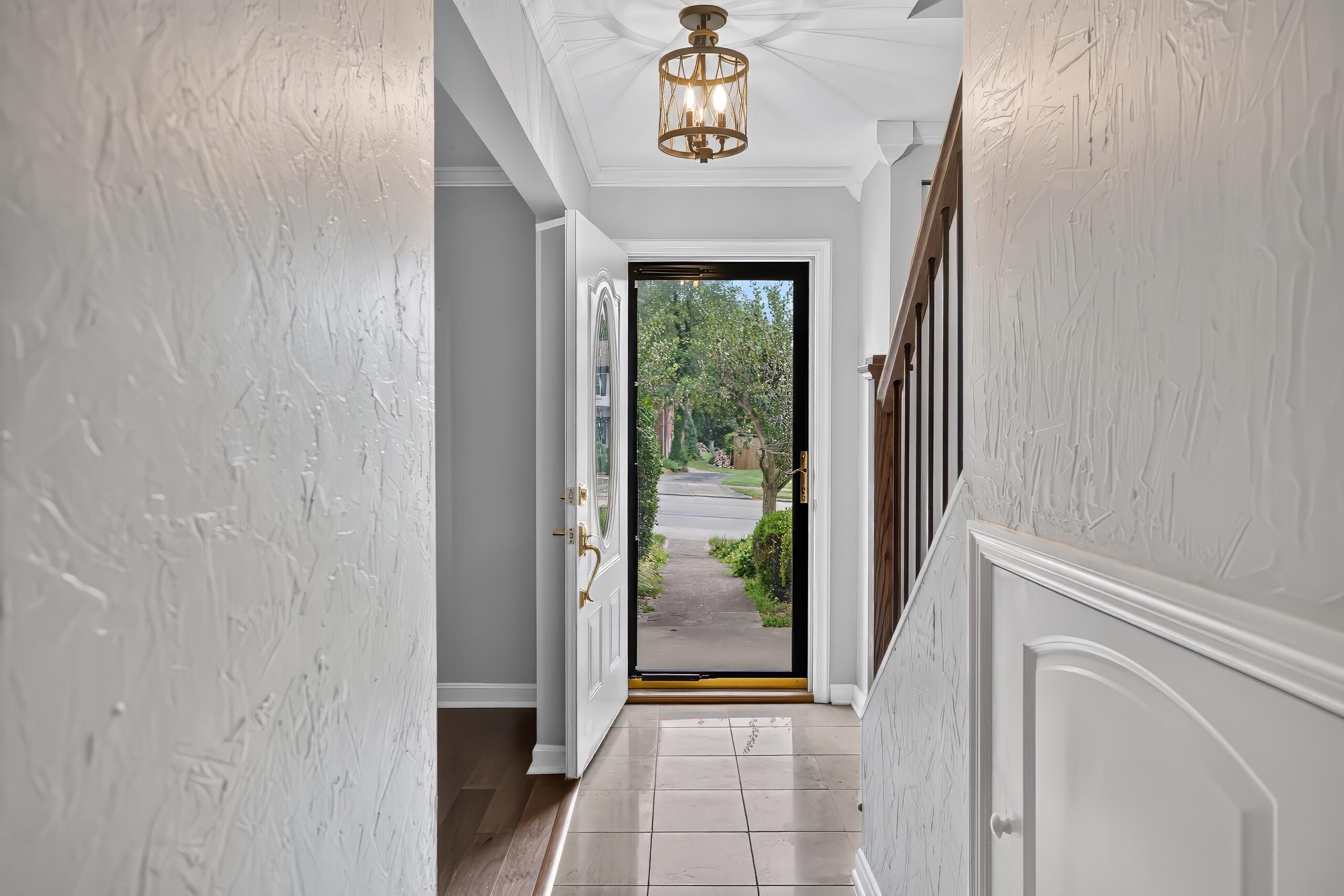 1009 Castleton Way Property Photo 8