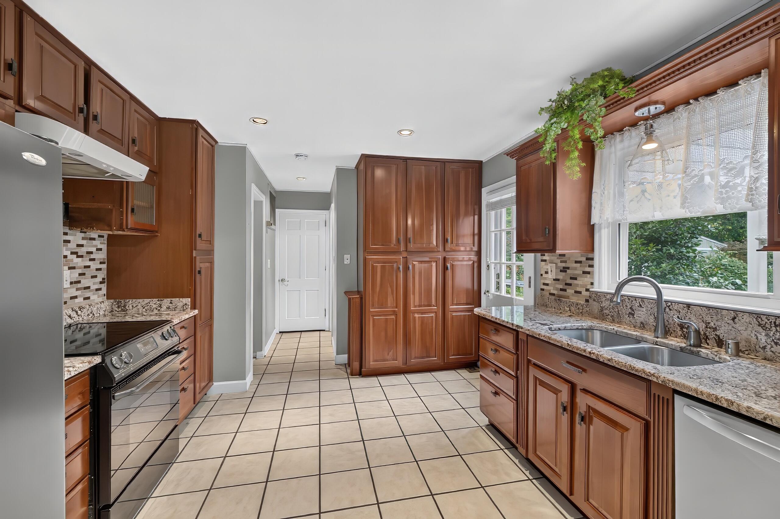 1009 Castleton Way Property Photo 17