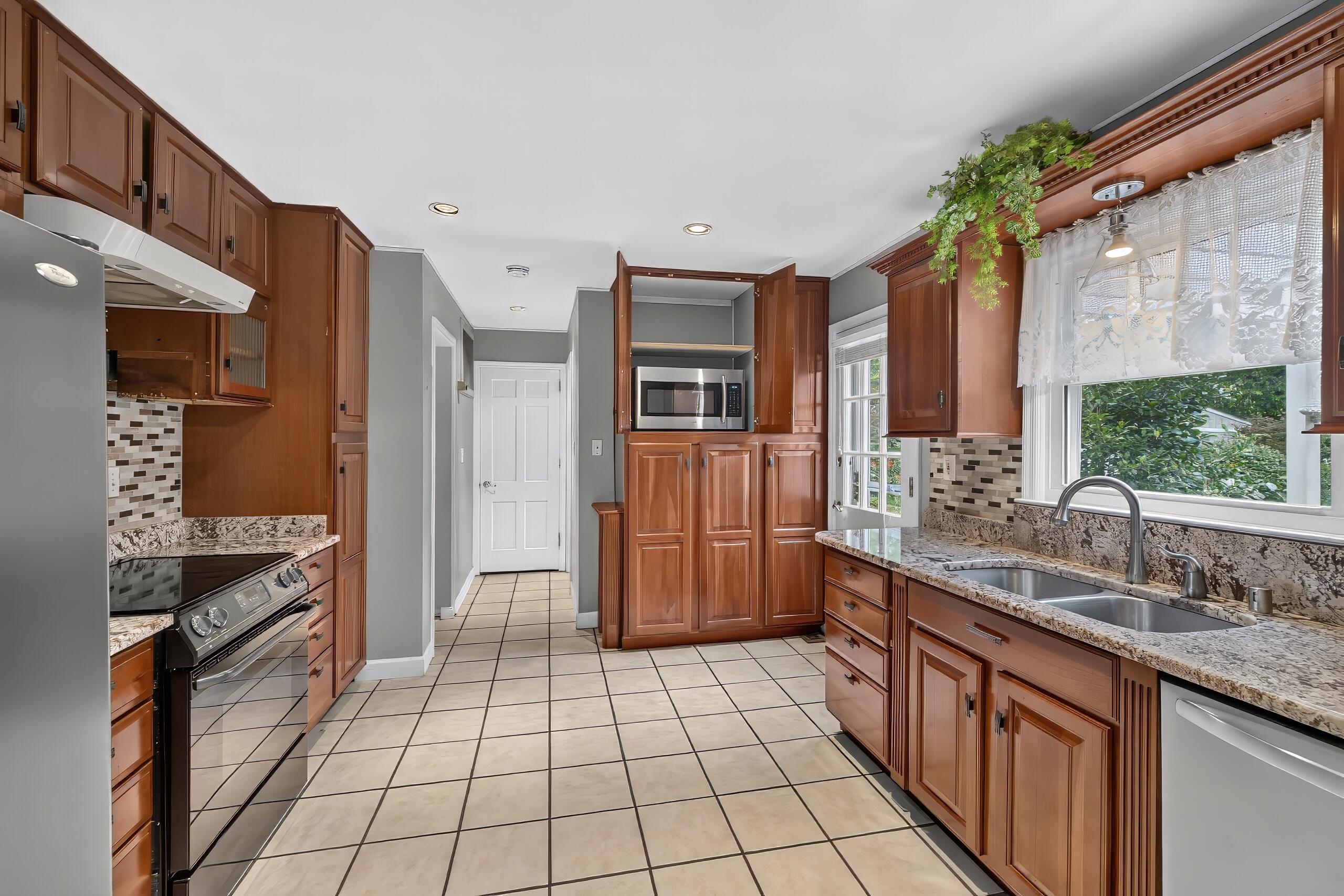 1009 Castleton Way Property Photo 18