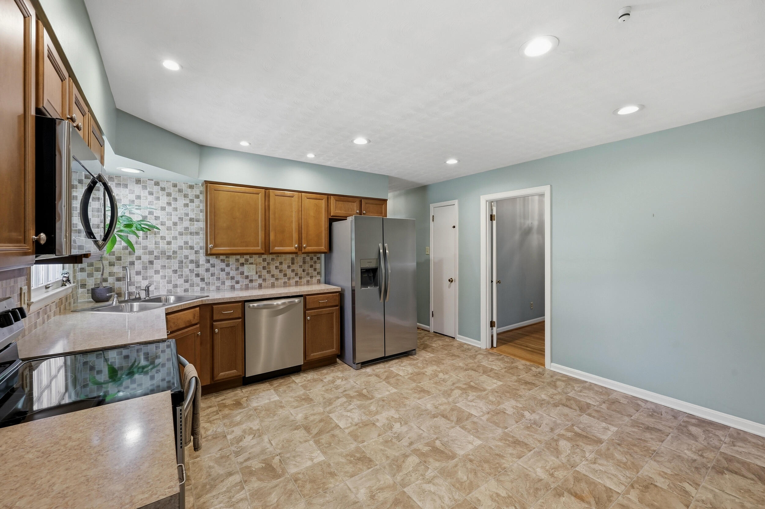 1046 Elmendorf Drive Property Photo 3