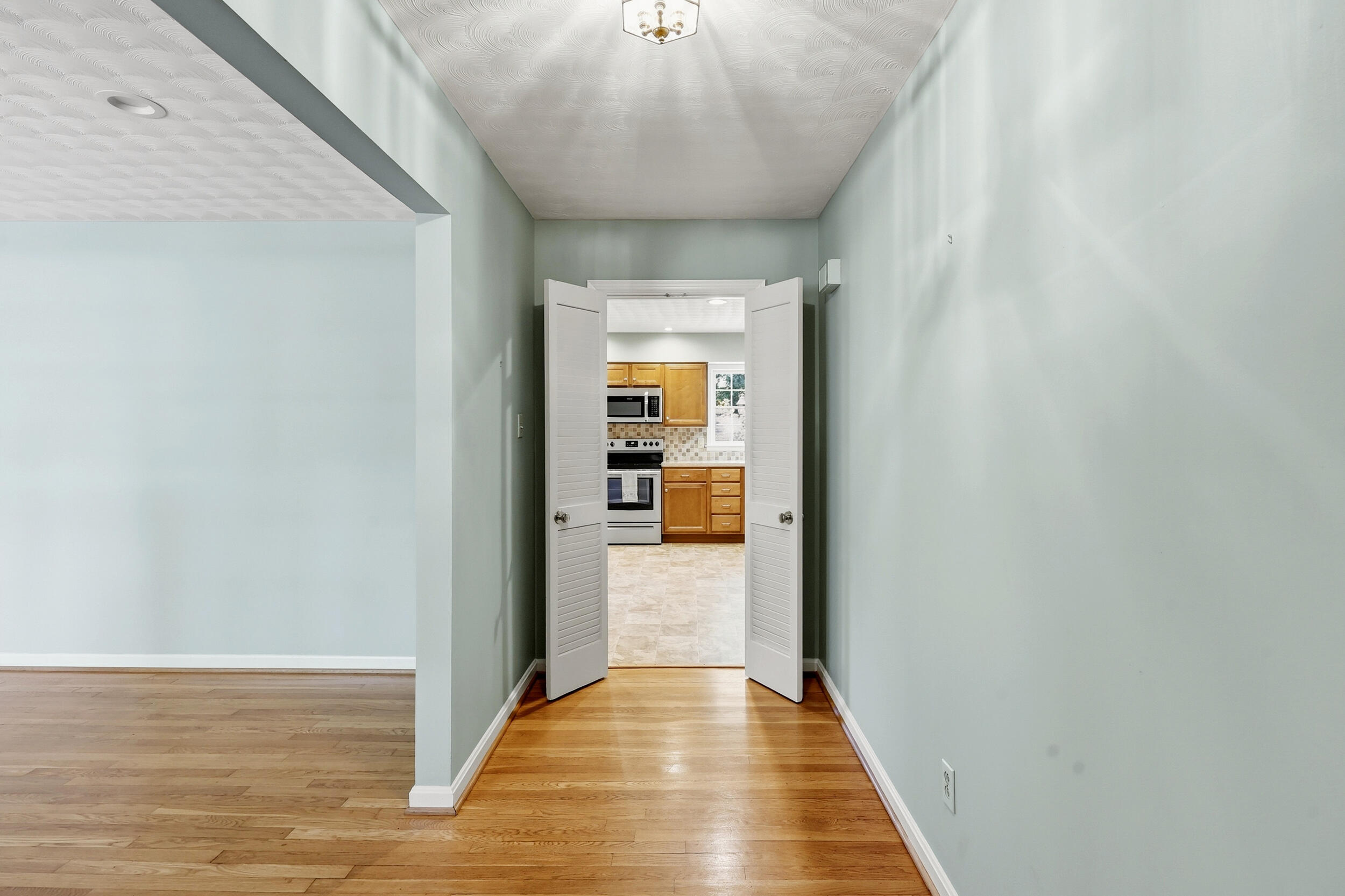 1046 Elmendorf Drive Property Photo 8