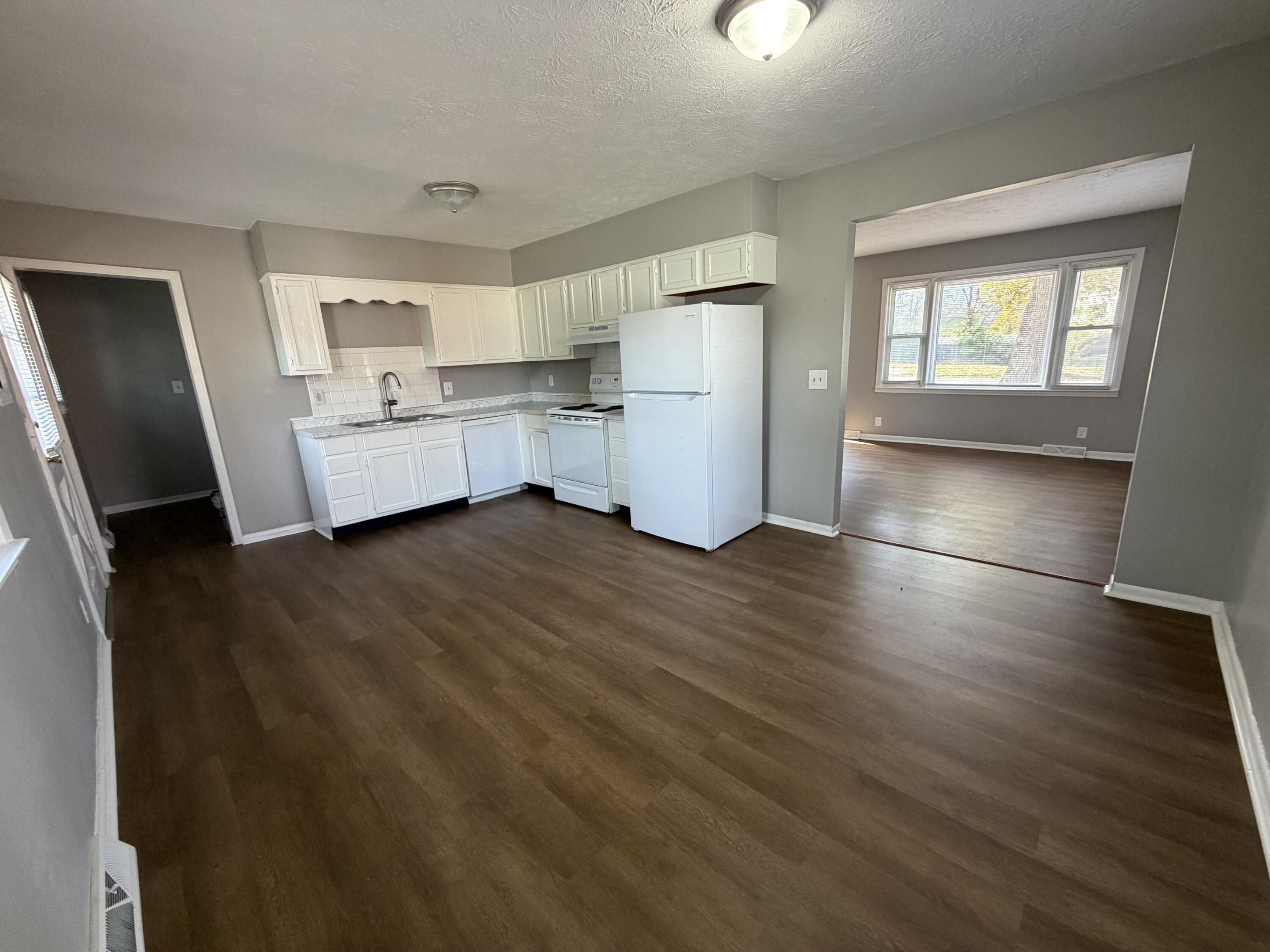 3832 Walhampton Drive Property Photo 4