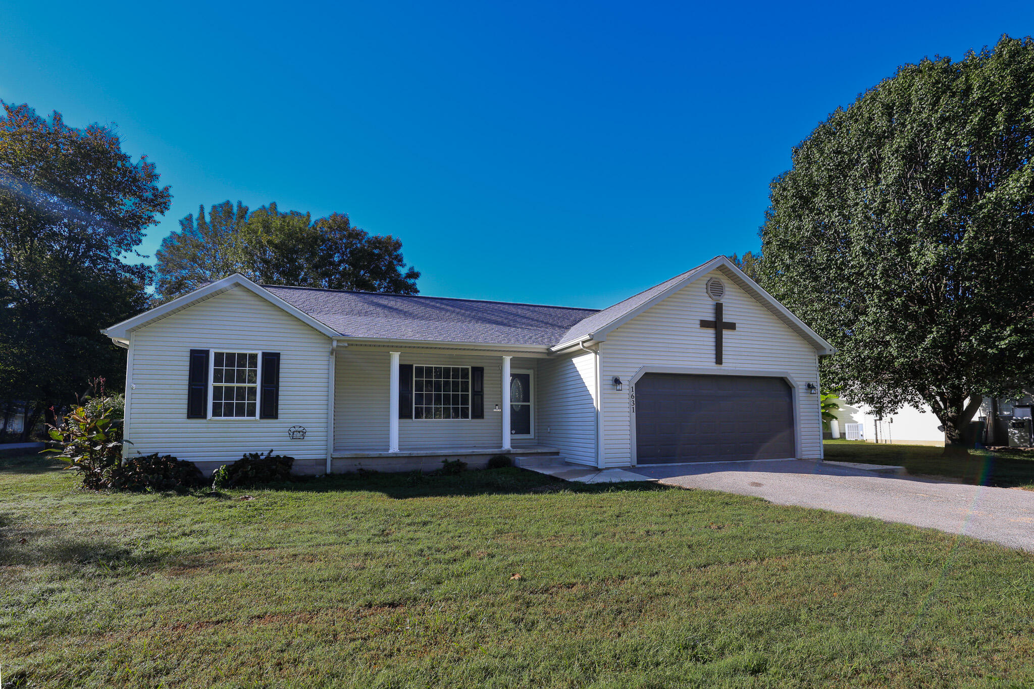 1631 Creekside Drive Property Photo 2
