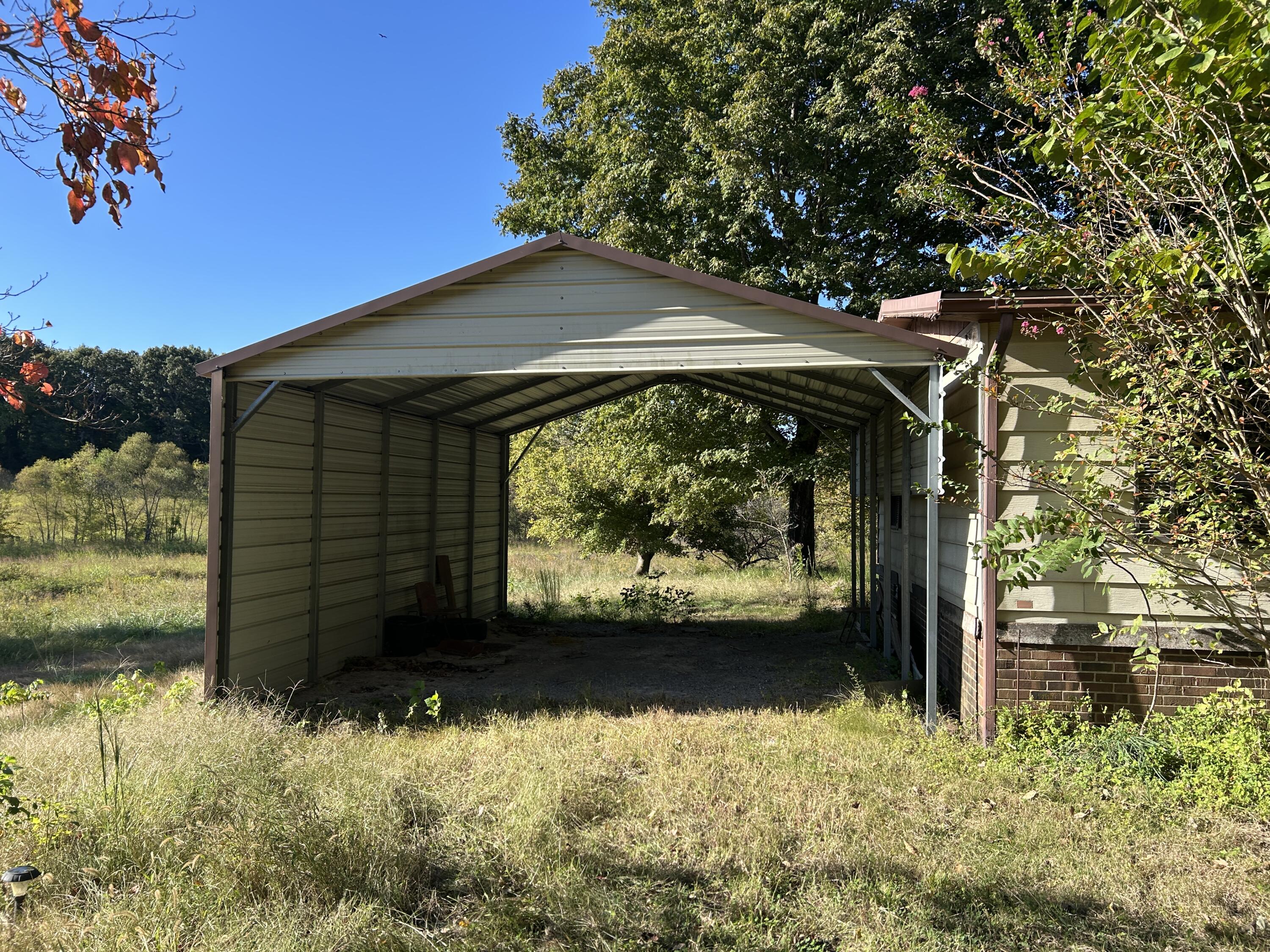 1067 Crider Dulaney Road Property Photo 2