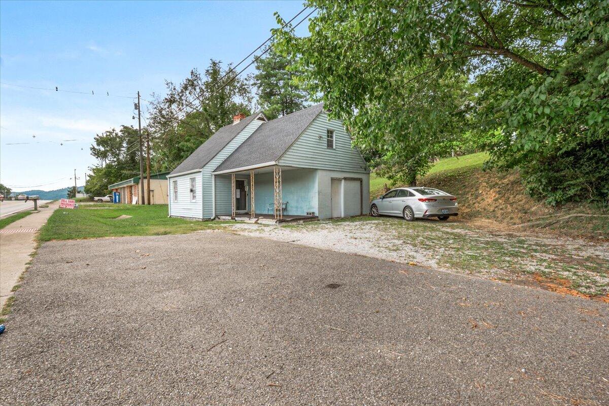 595 N Hwy 25 Property Photo 2