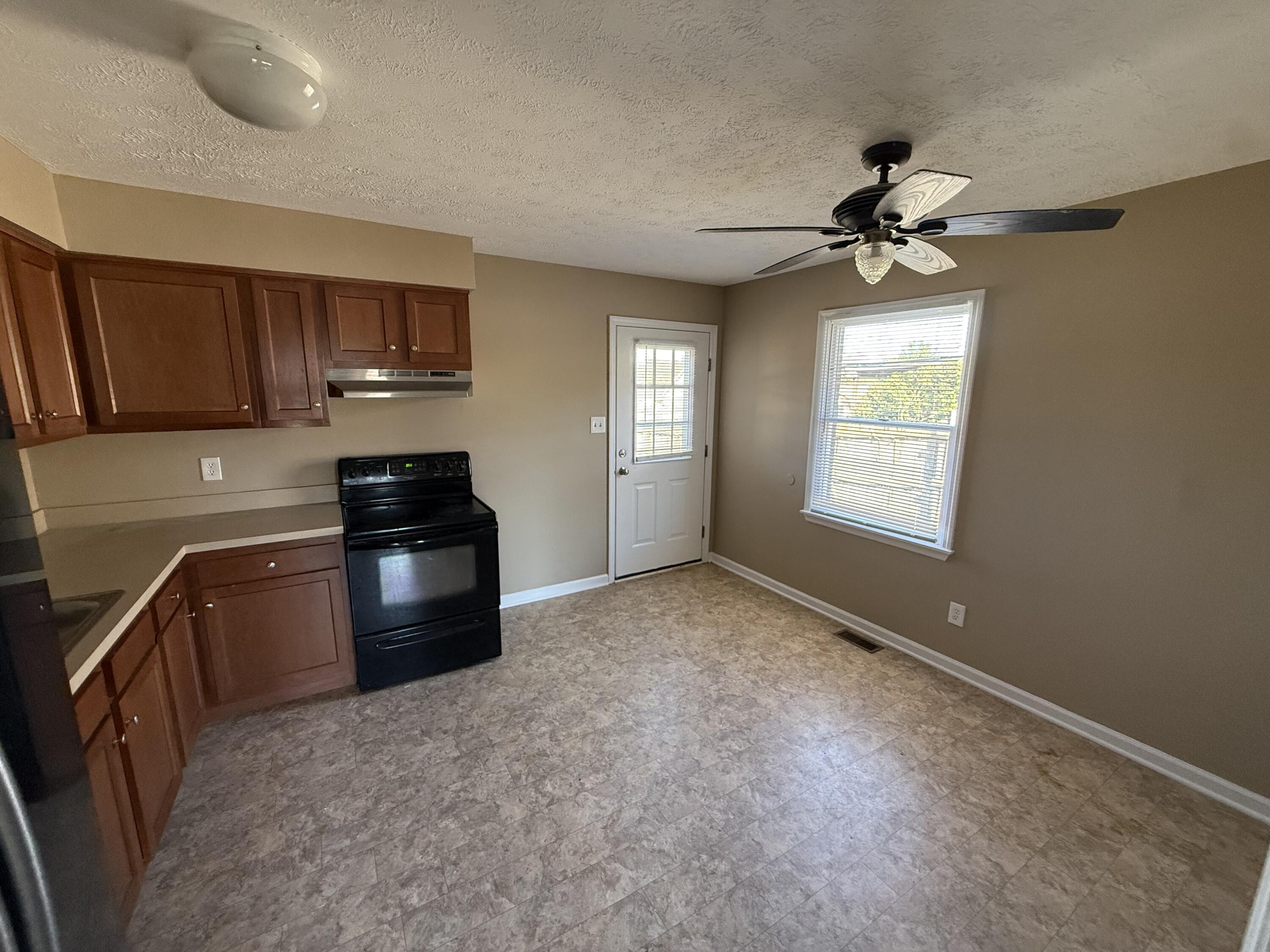 121 Arrowhead Road Property Photo 3