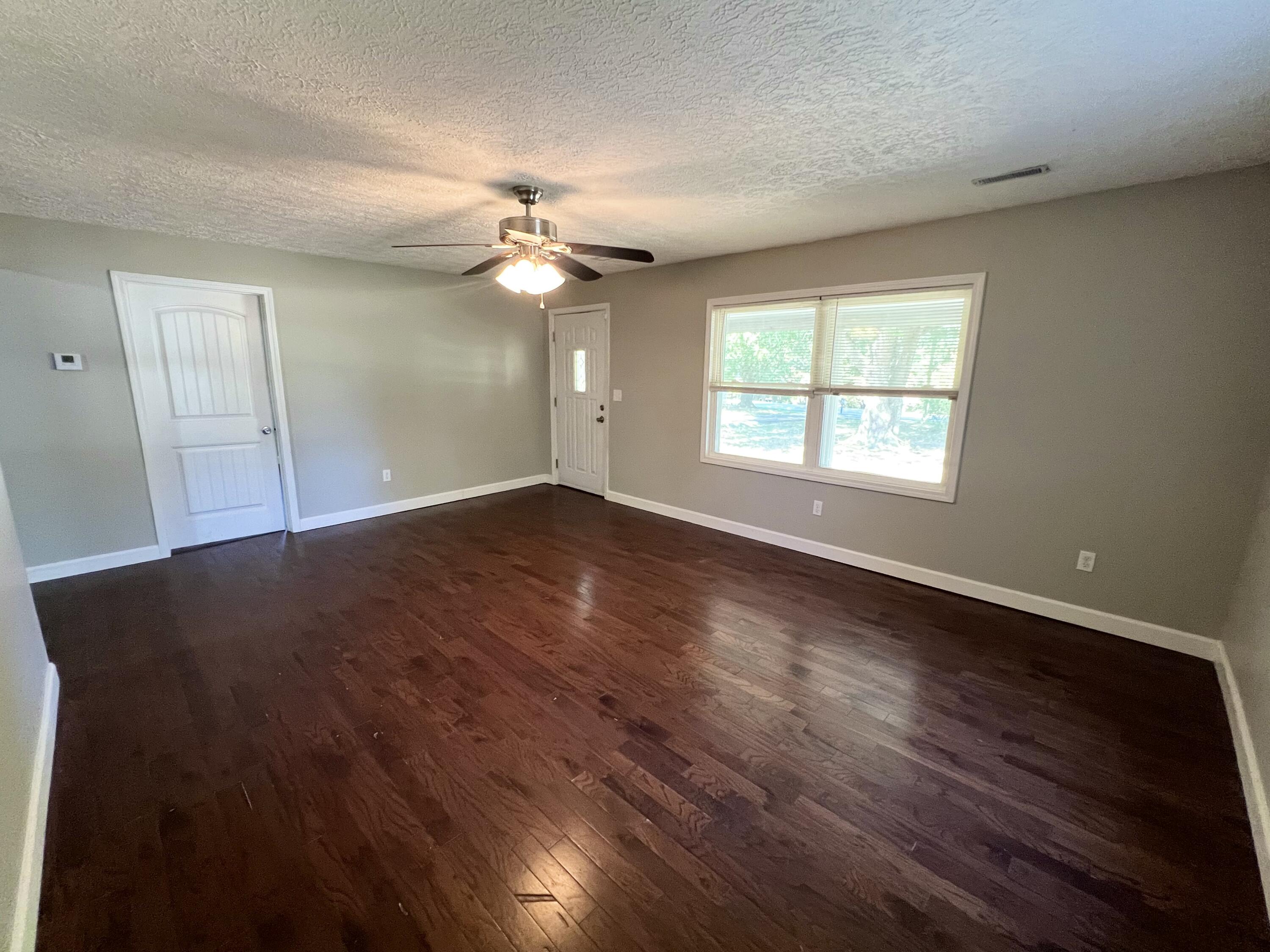 1959 W Steve Wariner Drive Property Photo 5