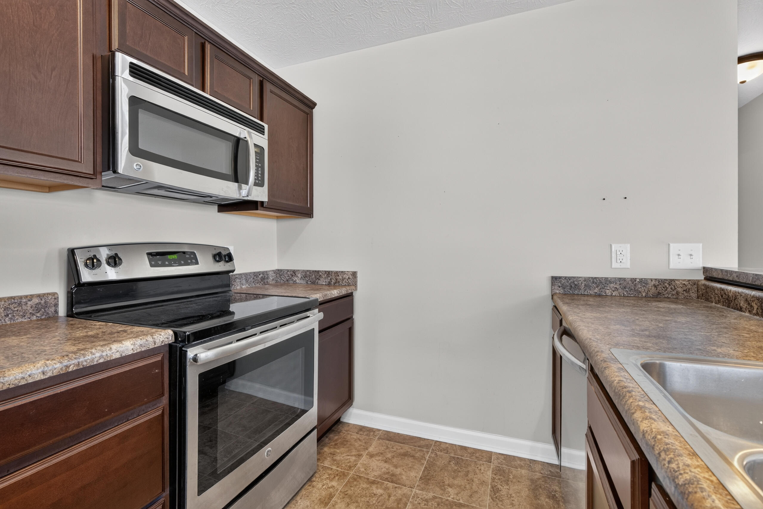 647 Woodside-walk Trail Property Photo 11
