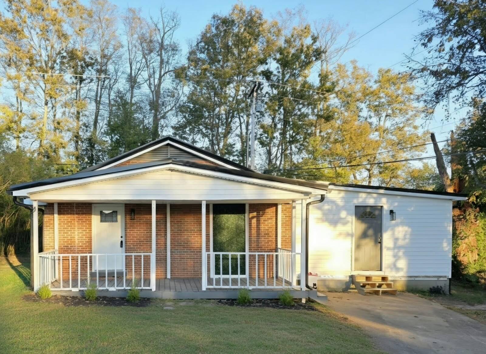 553 Queensway Drive Property Photo 1