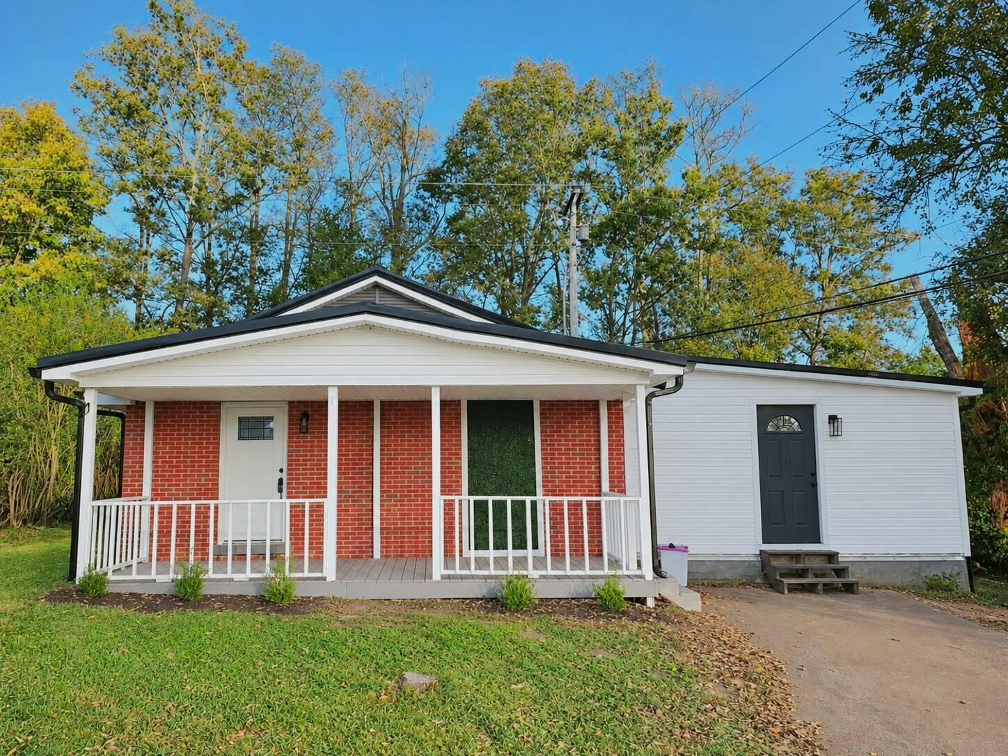 553 Queensway Drive Property Photo 2