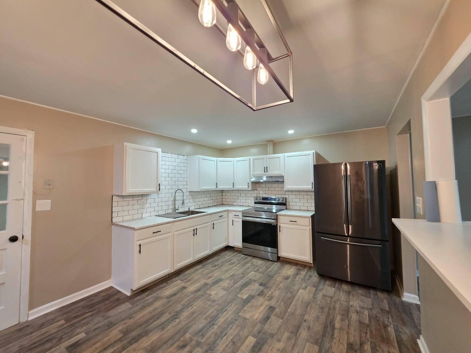 553 Queensway Drive Property Photo 3
