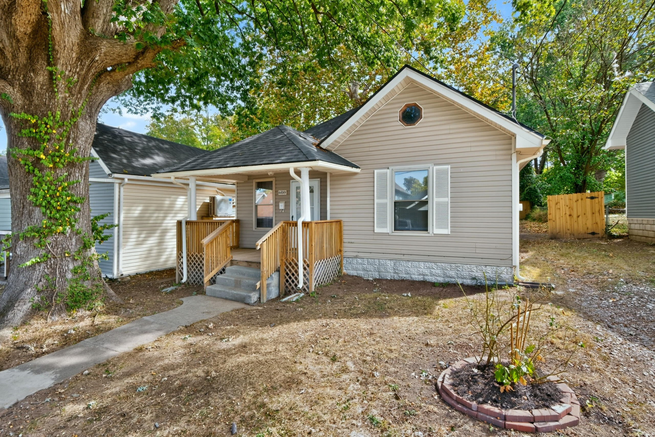 608 Elm Tree Lane Property Photo 2