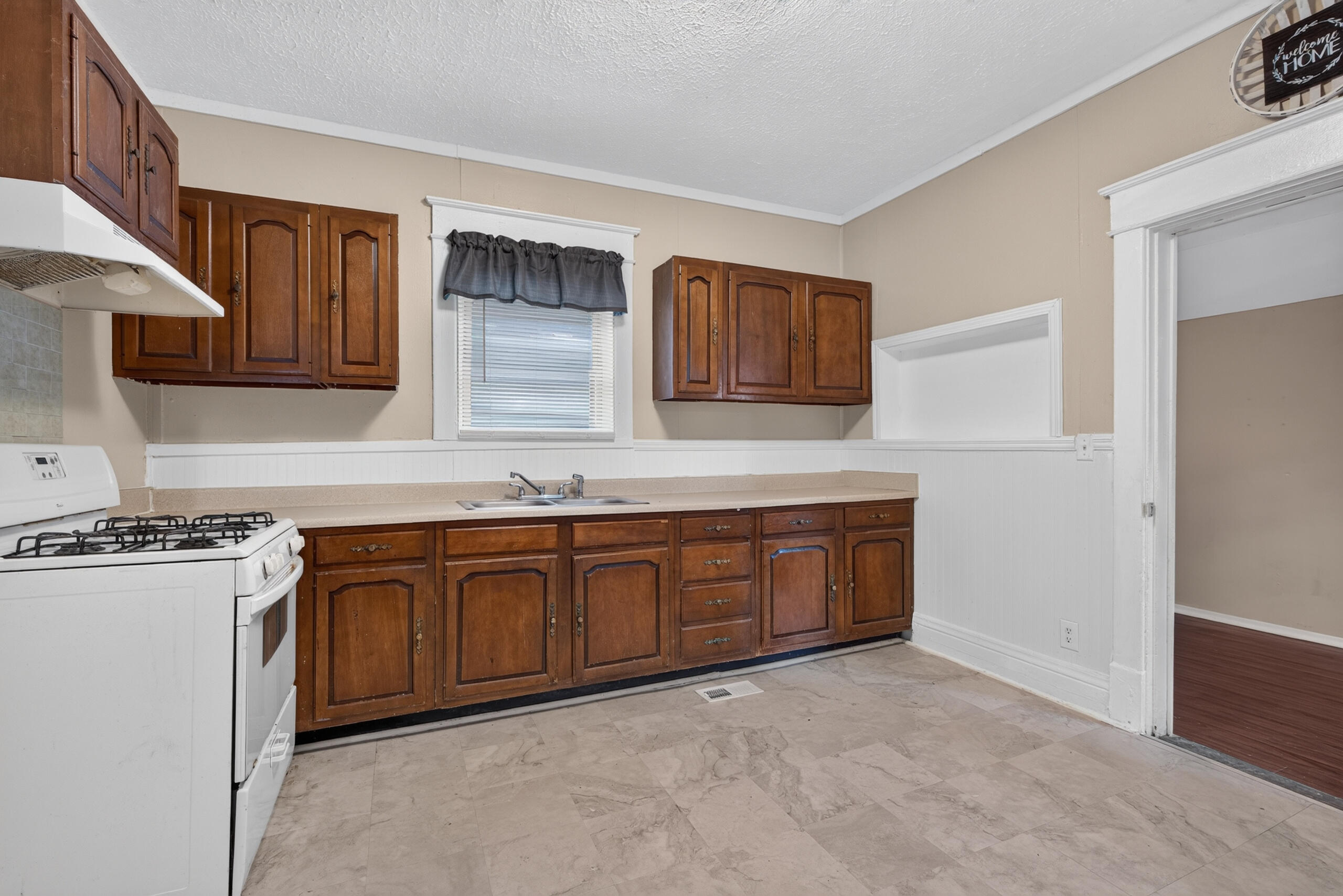 608 Elm Tree Lane Property Photo 7