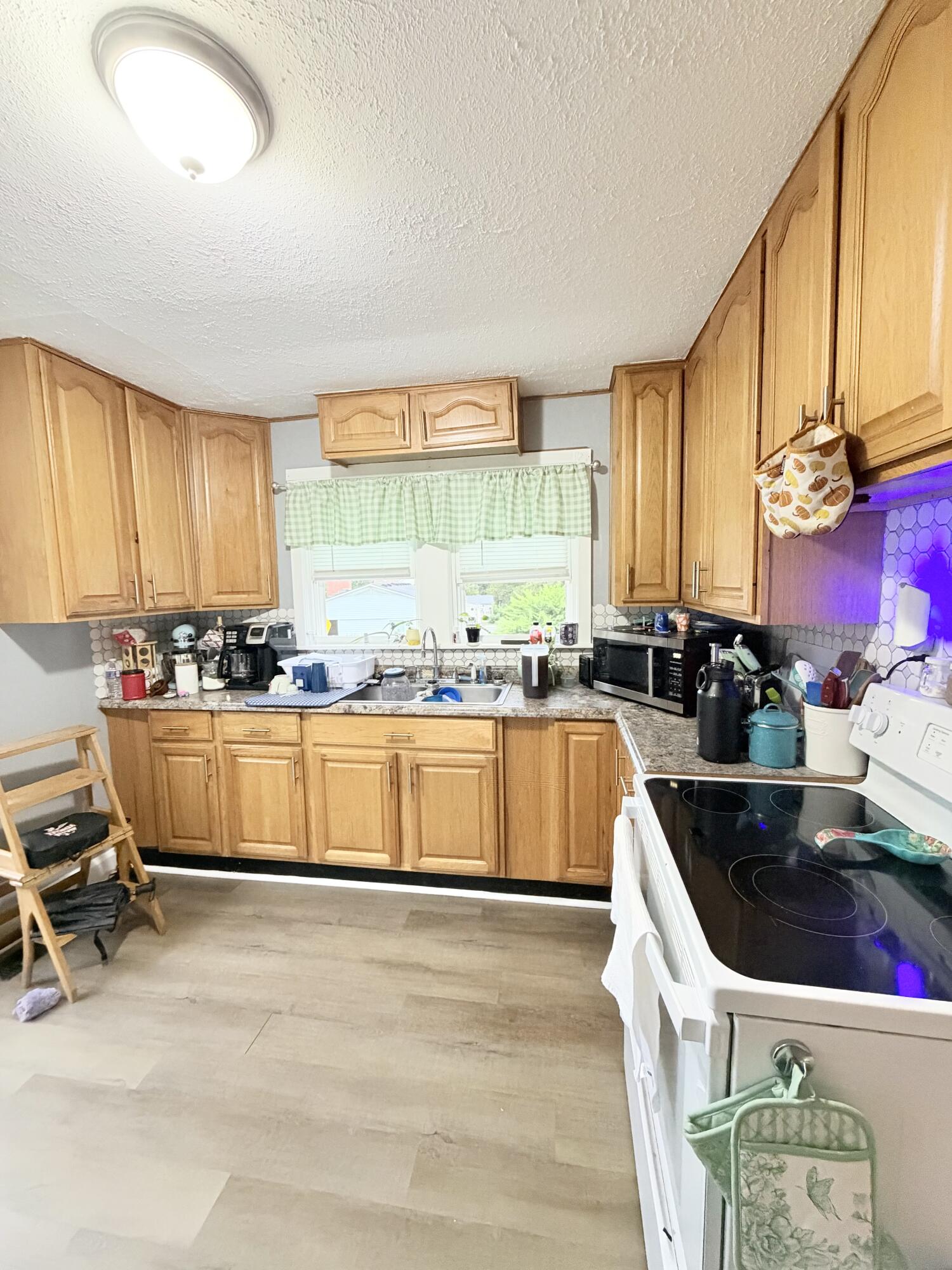 520 College Street Property Photo 6