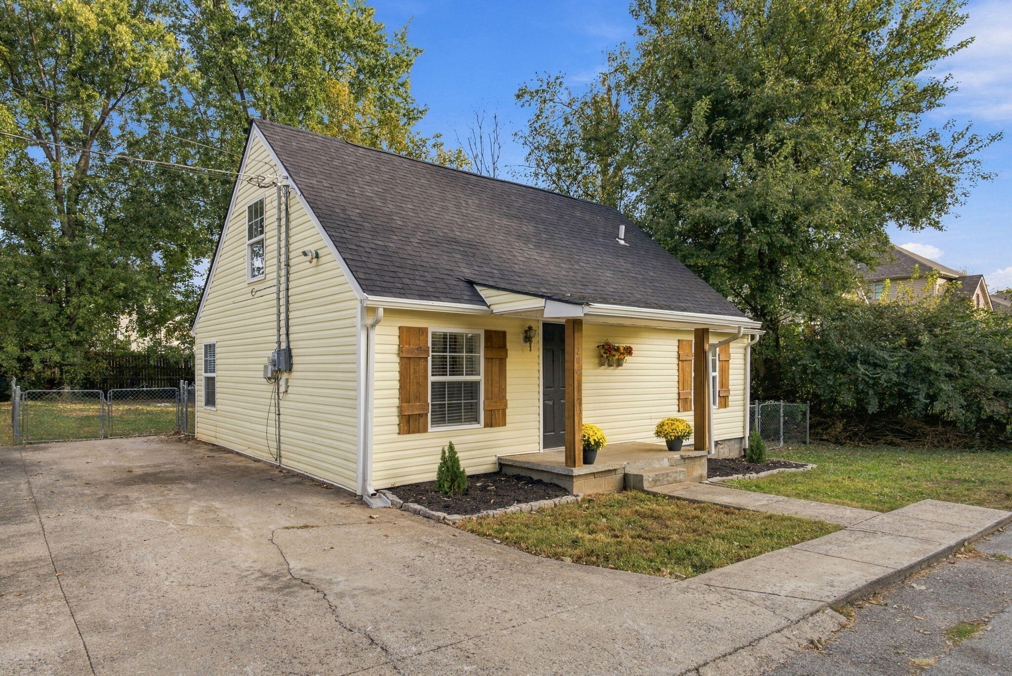 204 Sparks Avenue Property Photo 4
