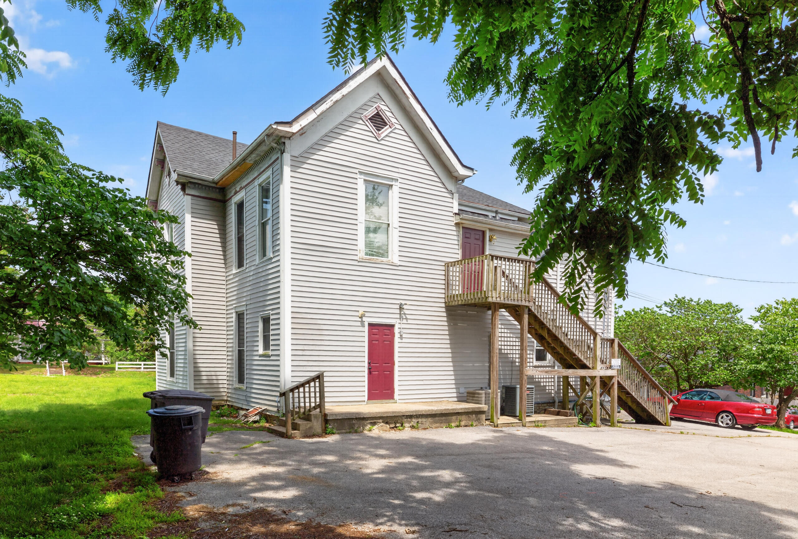 410 W Lexington Avenue Property Photo 4