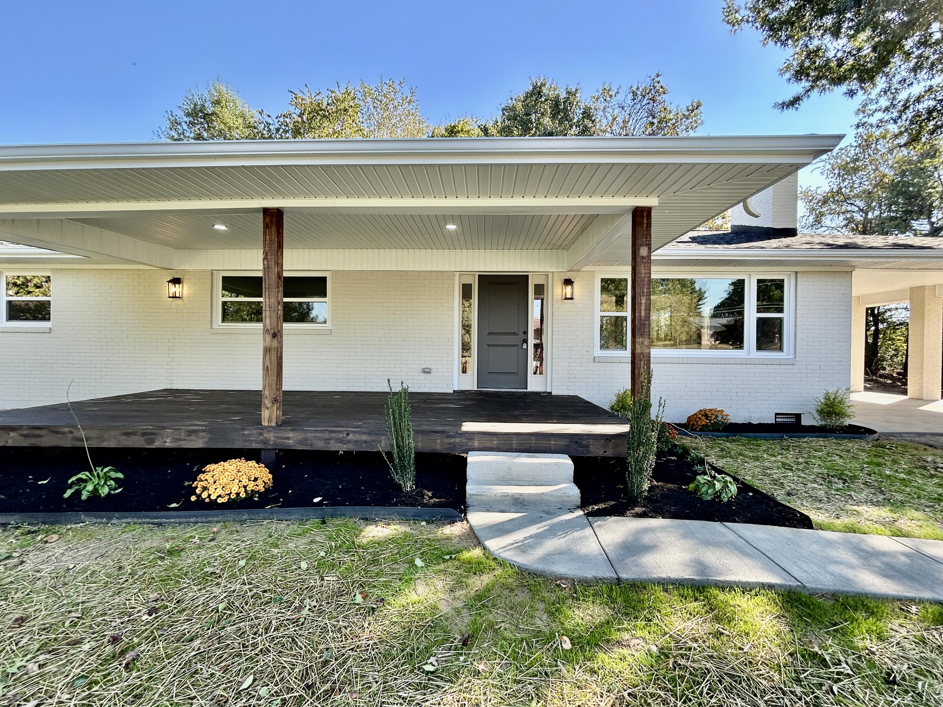 906 S Horseshoe Drive Property Photo 2