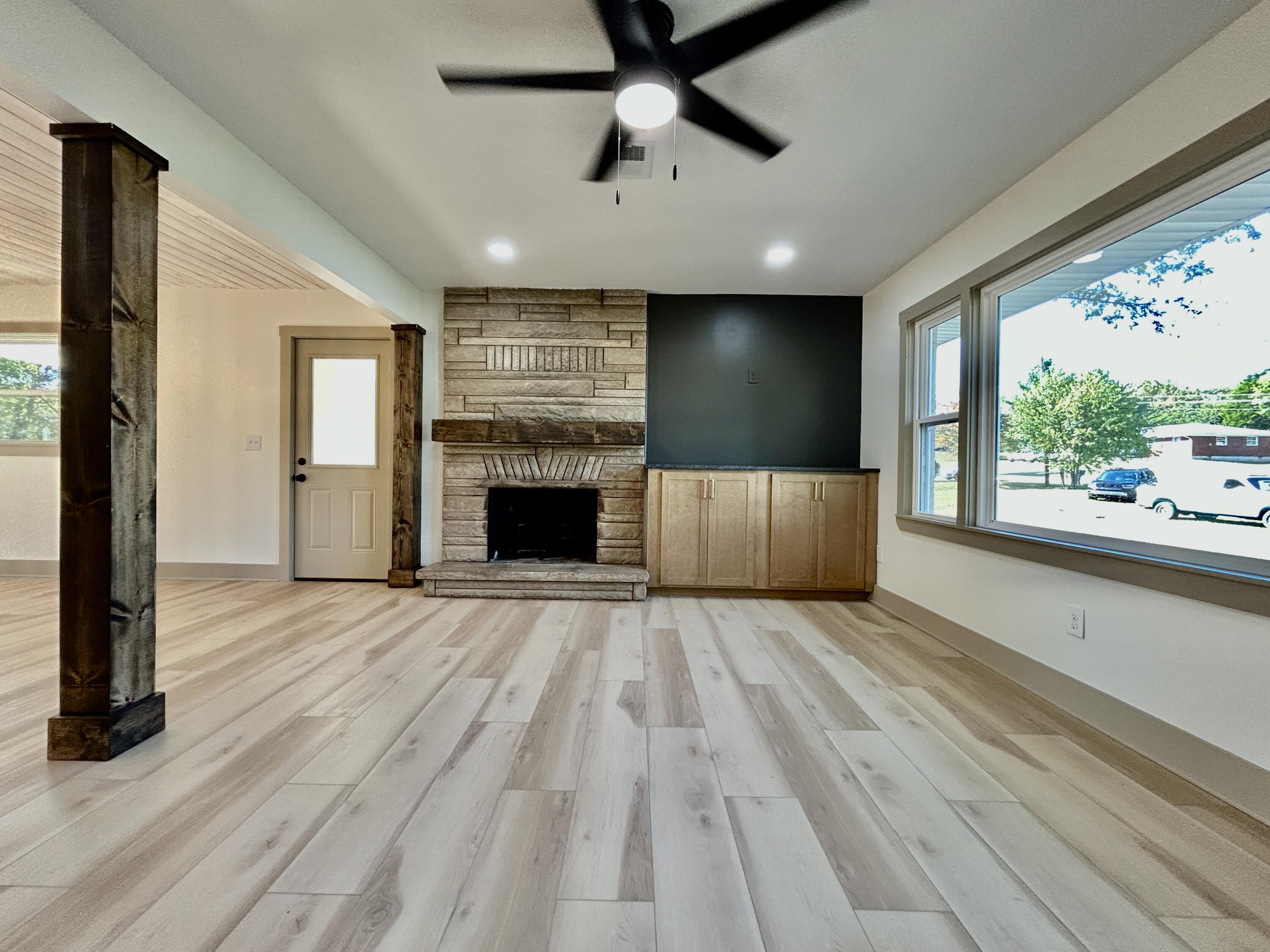 906 S Horseshoe Drive Property Photo 4