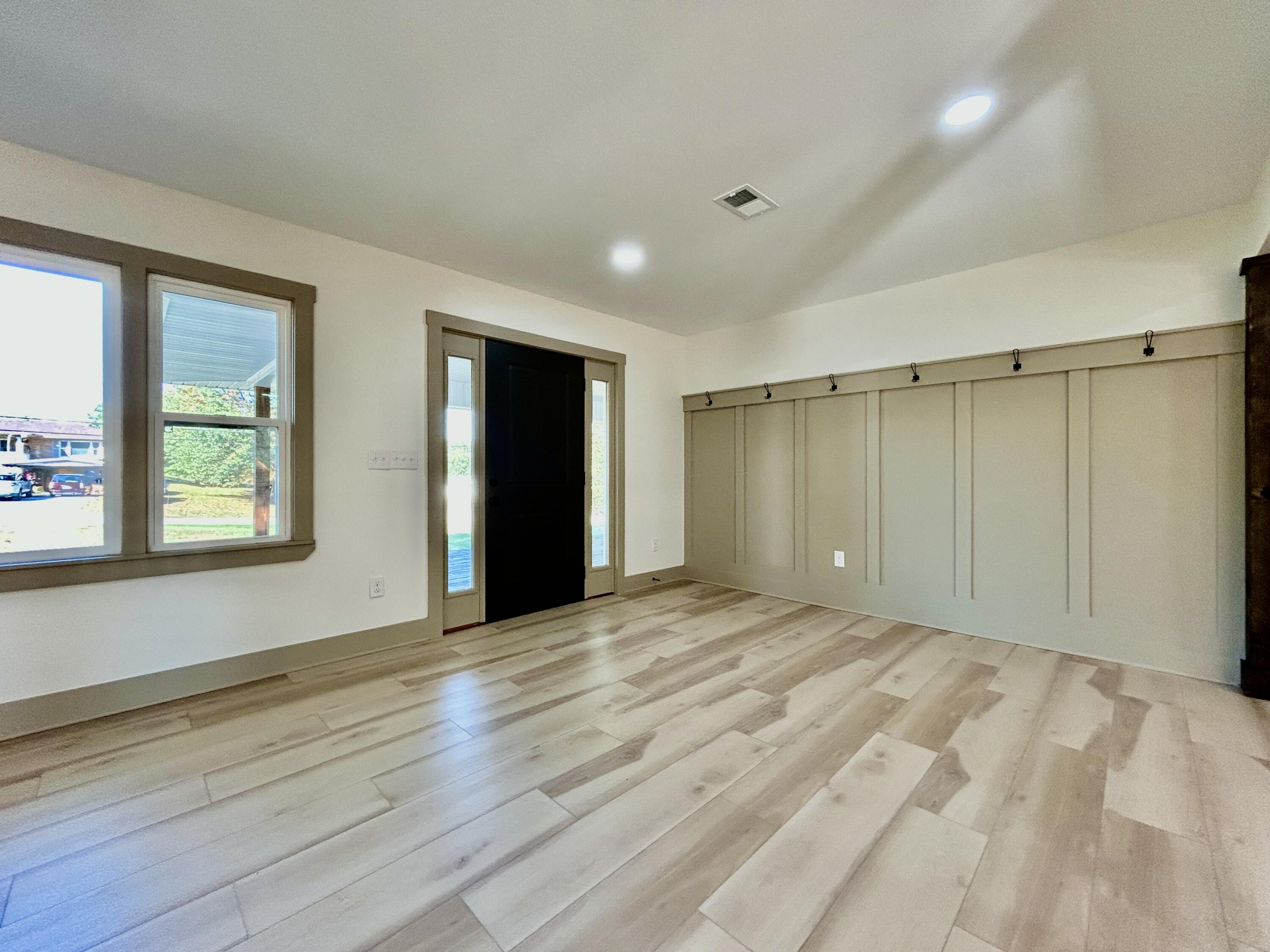 906 S Horseshoe Drive Property Photo 5