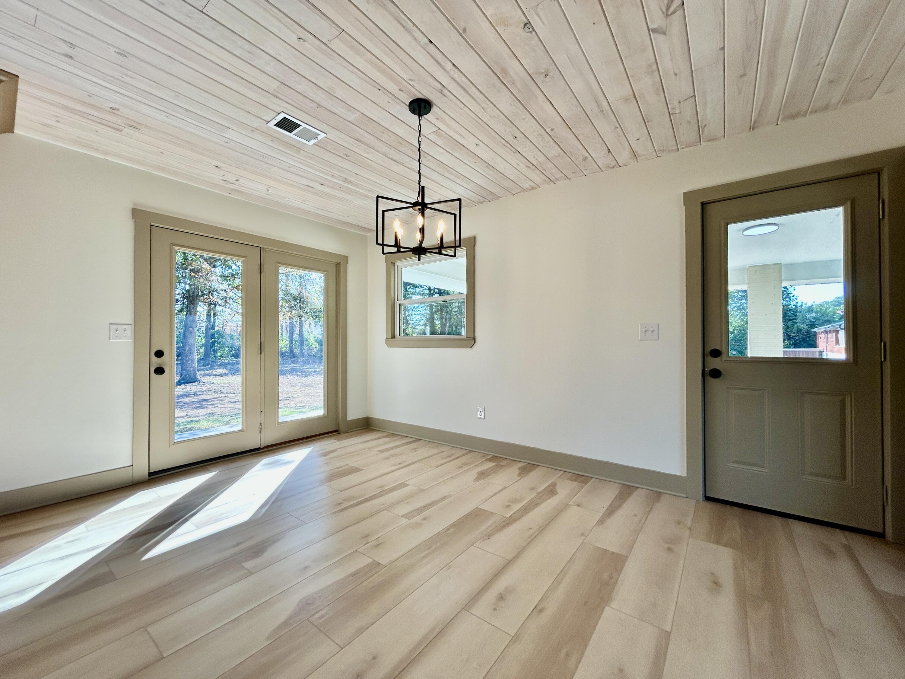 906 S Horseshoe Drive Property Photo 9