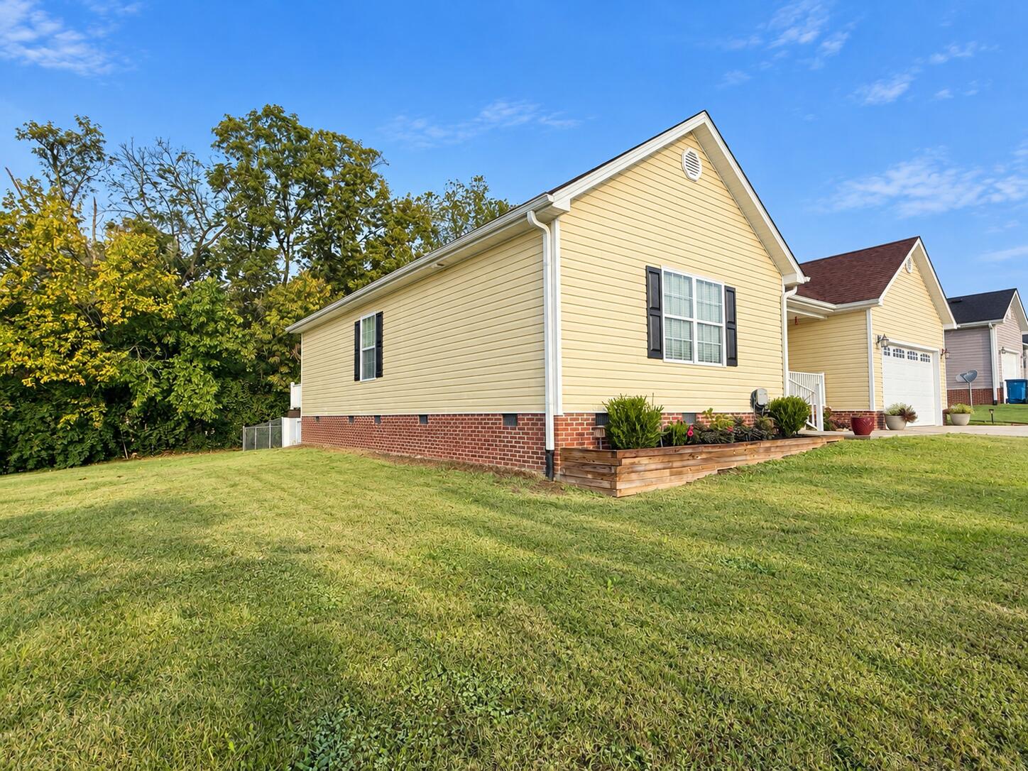 464 Cresthill Drive Property Photo 3