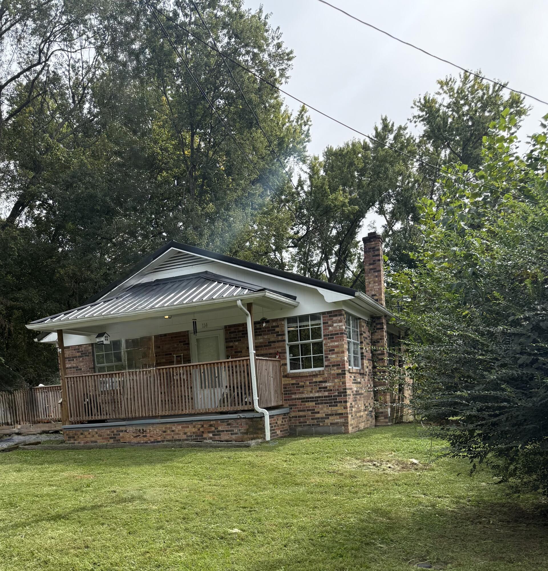 114 E Rochester Avenue Property Photo 1