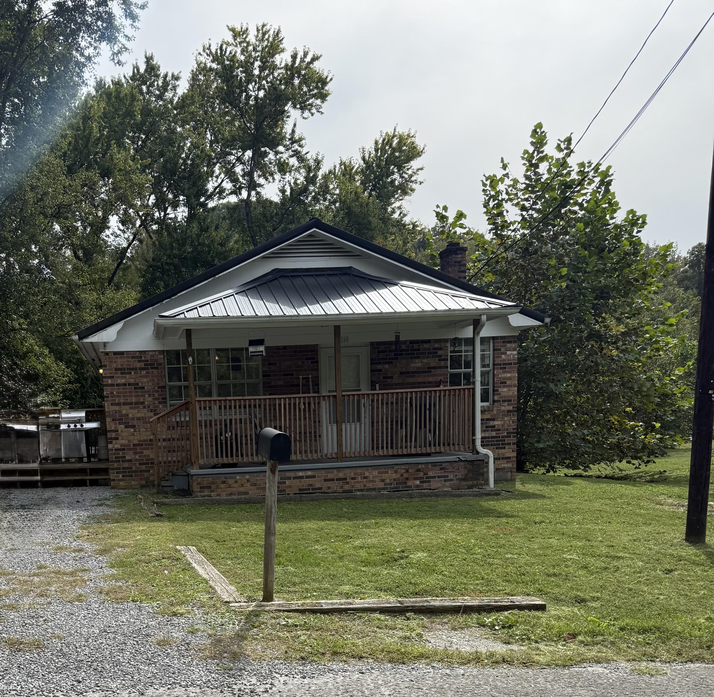 114 E Rochester Avenue Property Photo 2