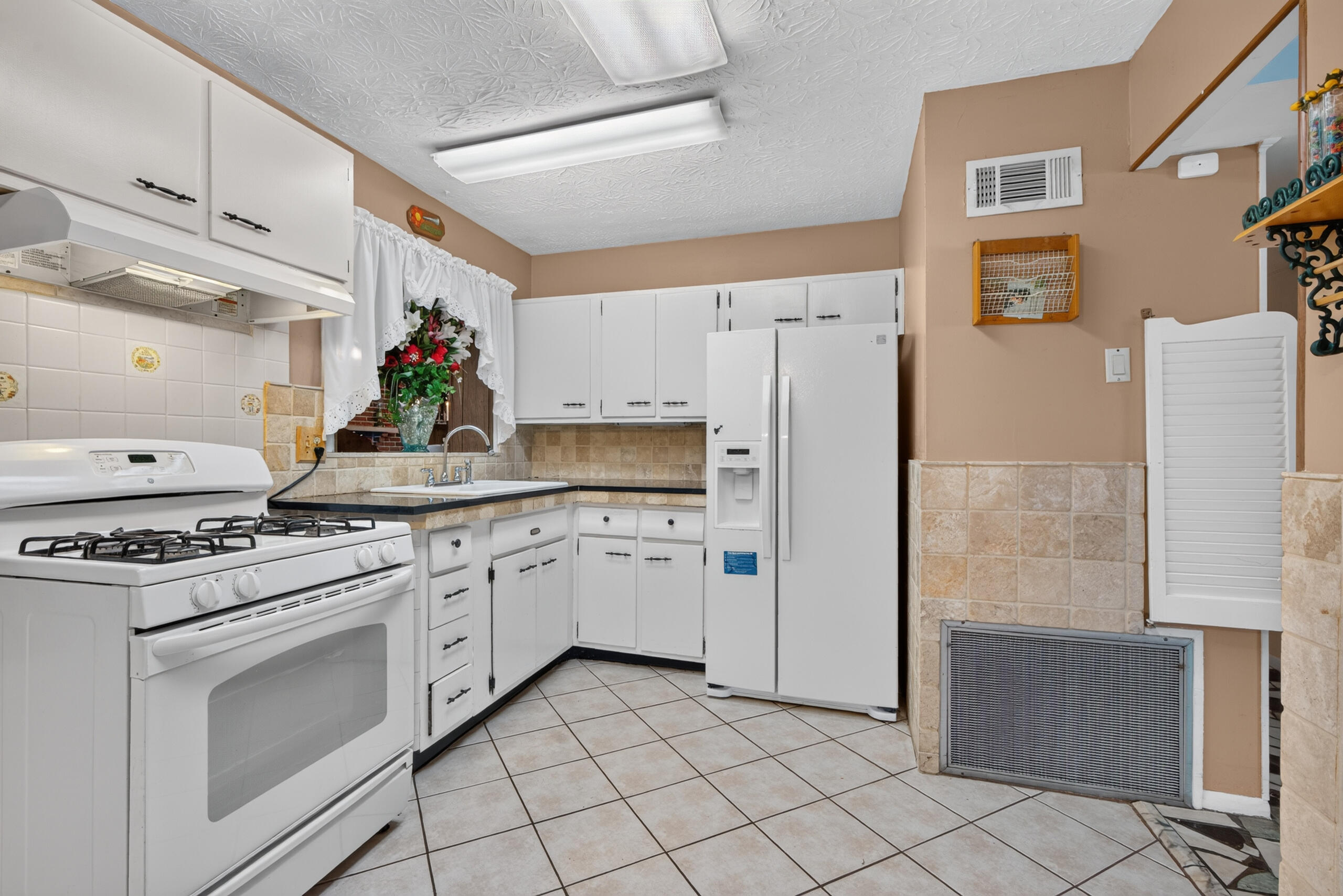 957 Waverly Drive Property Photo 8