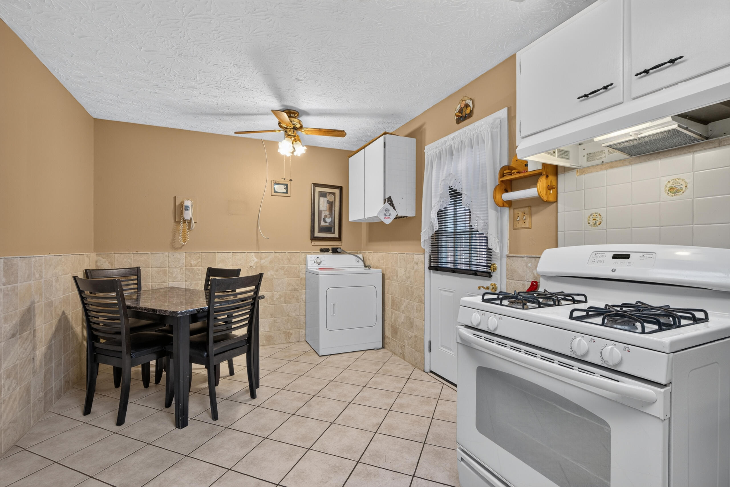 957 Waverly Drive Property Photo 10