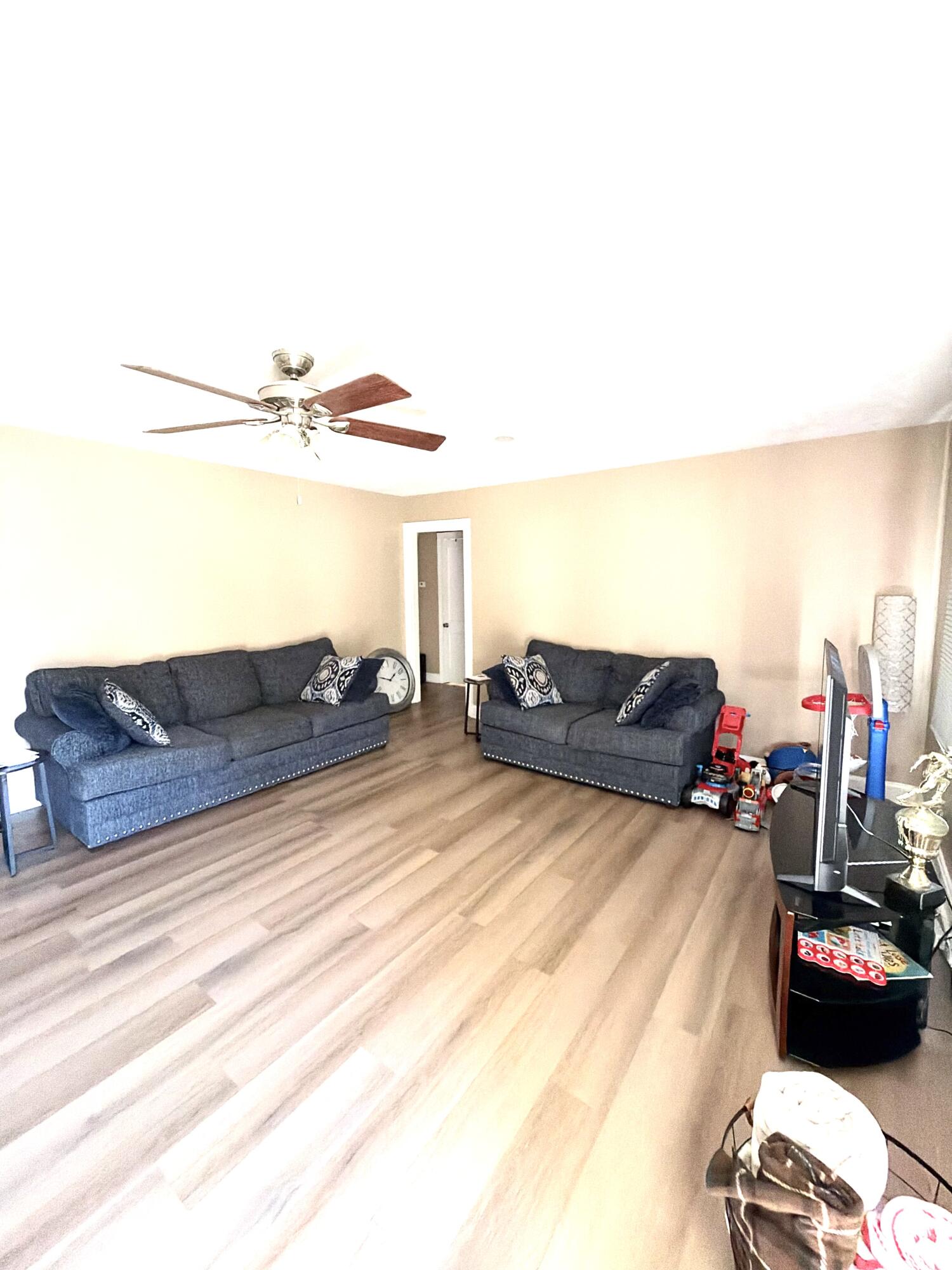 123 E 9th Street Property Photo 5