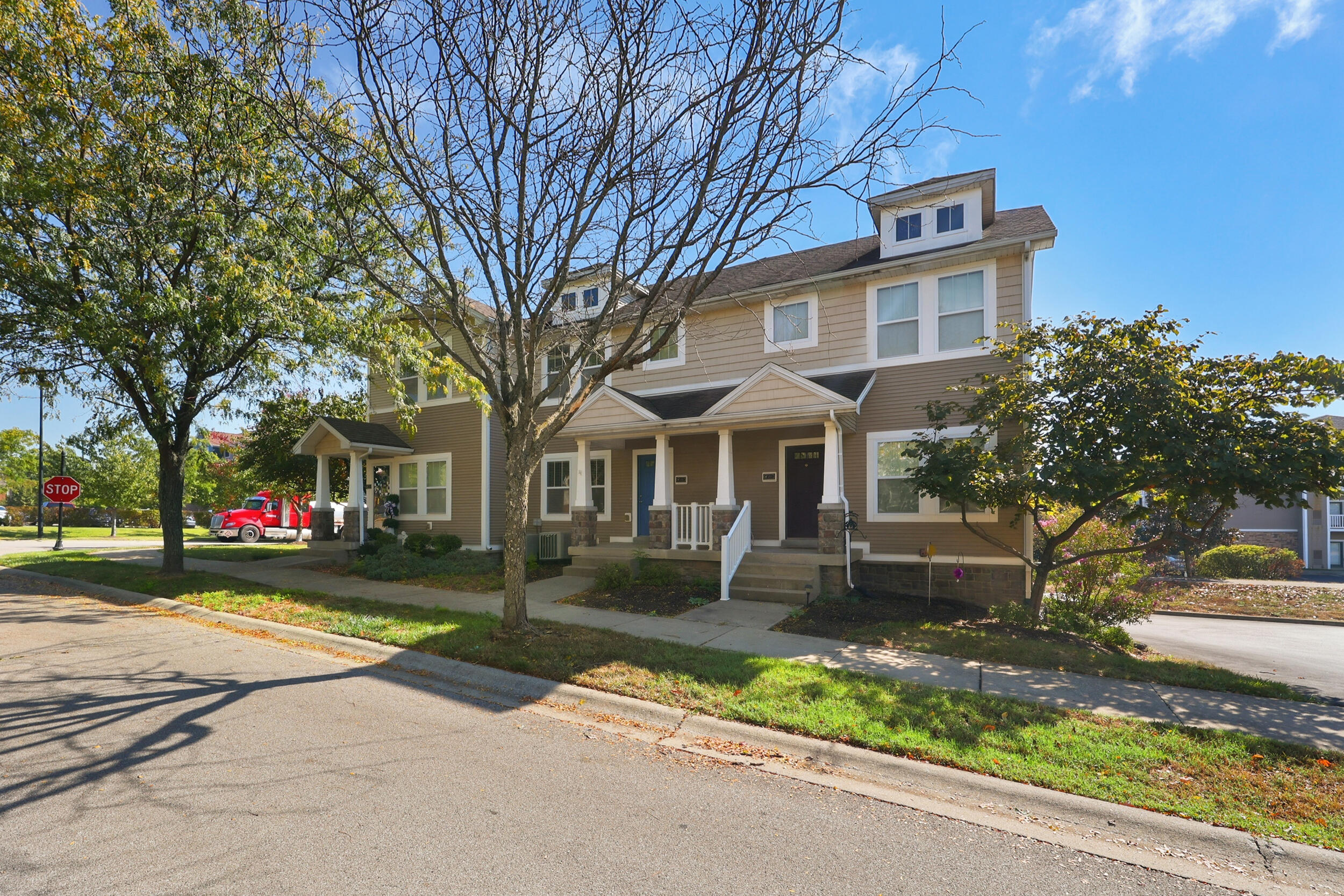 255 Towne Square Park Property Photo 3