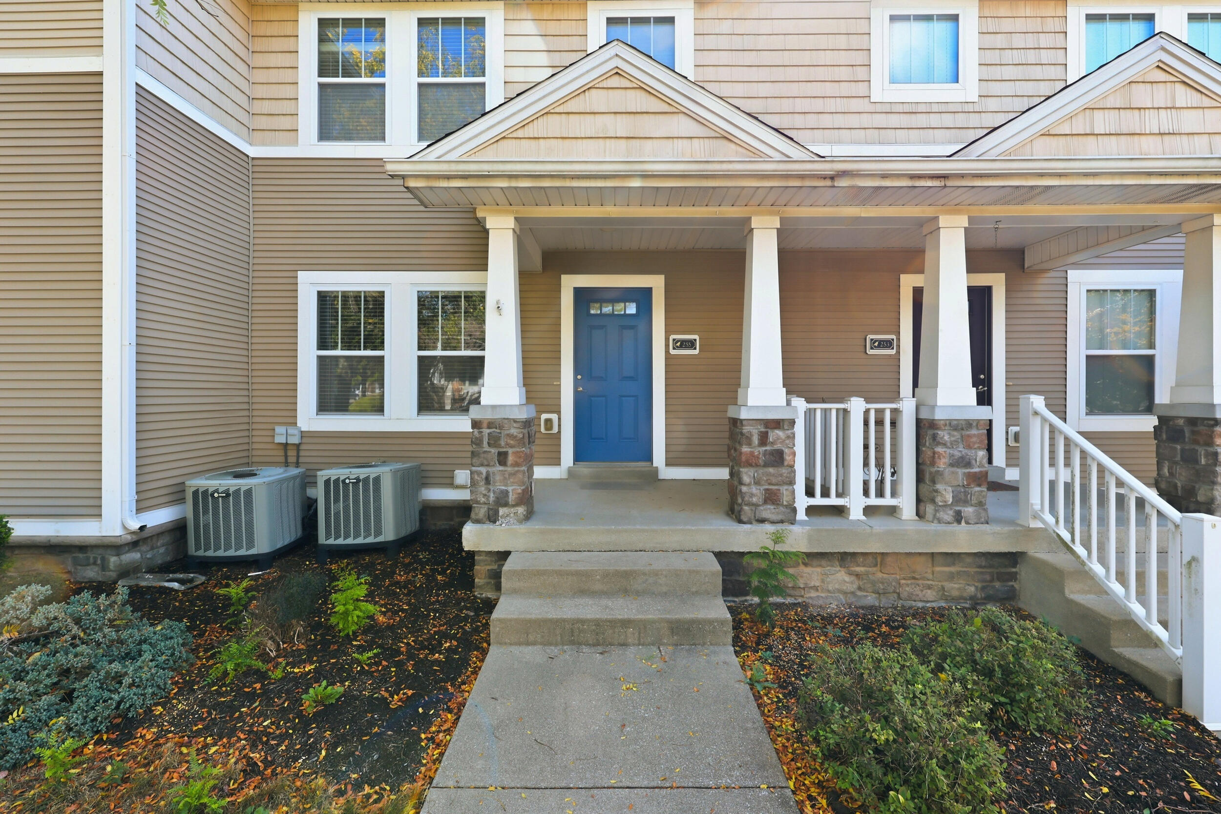 255 Towne Square Park Property Photo 4