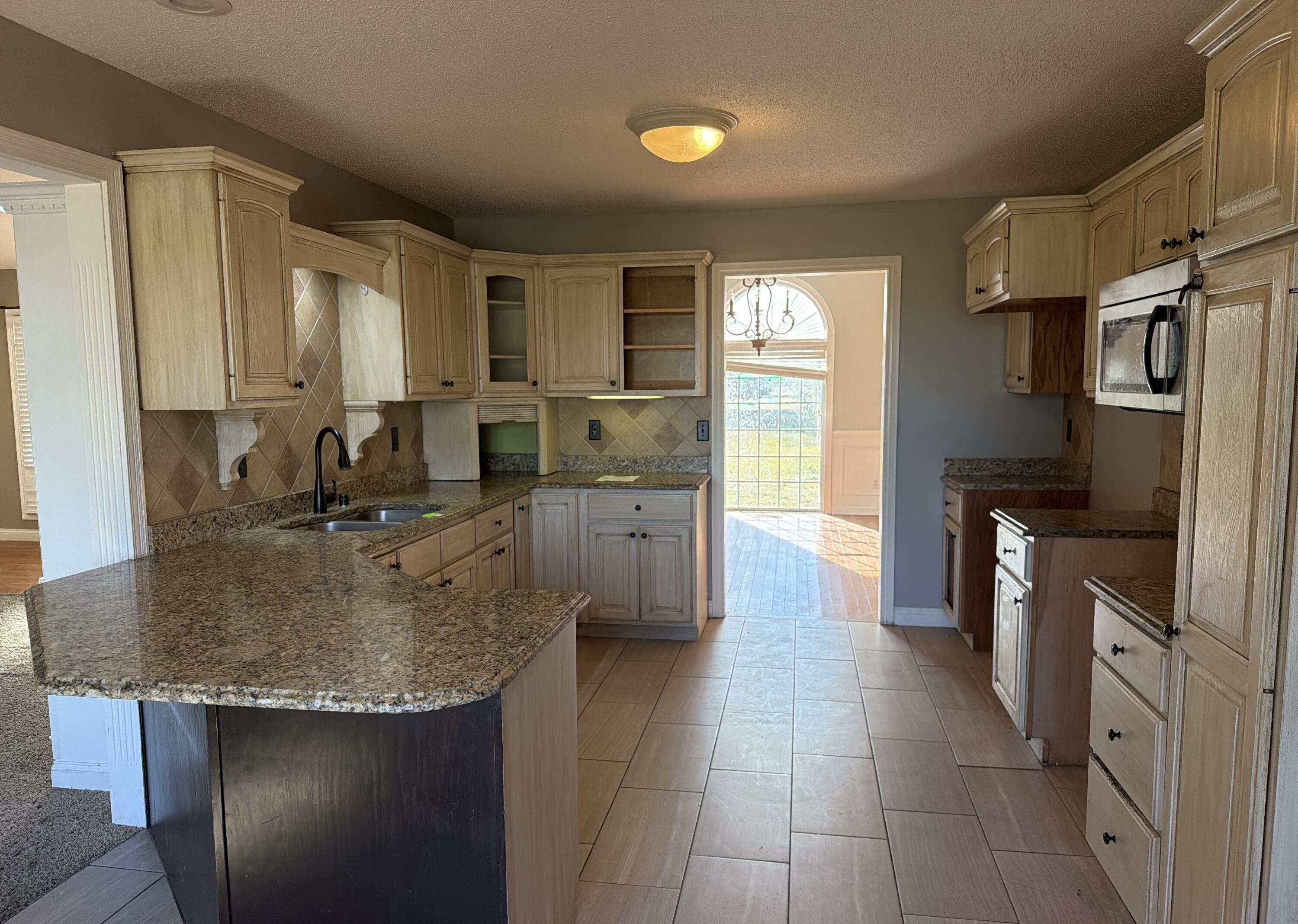 220 S Old Madisonville Street Property Photo 6